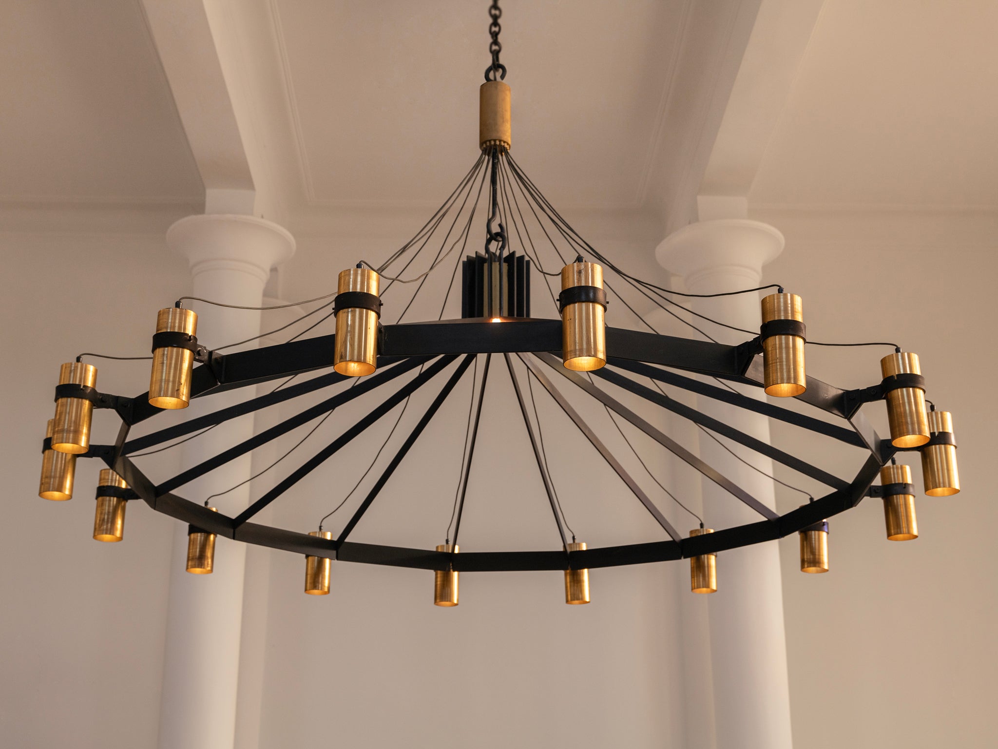 Grand Mid-Century Chandelier in Brass and Metal 360cm/142 in Lighting Morentz