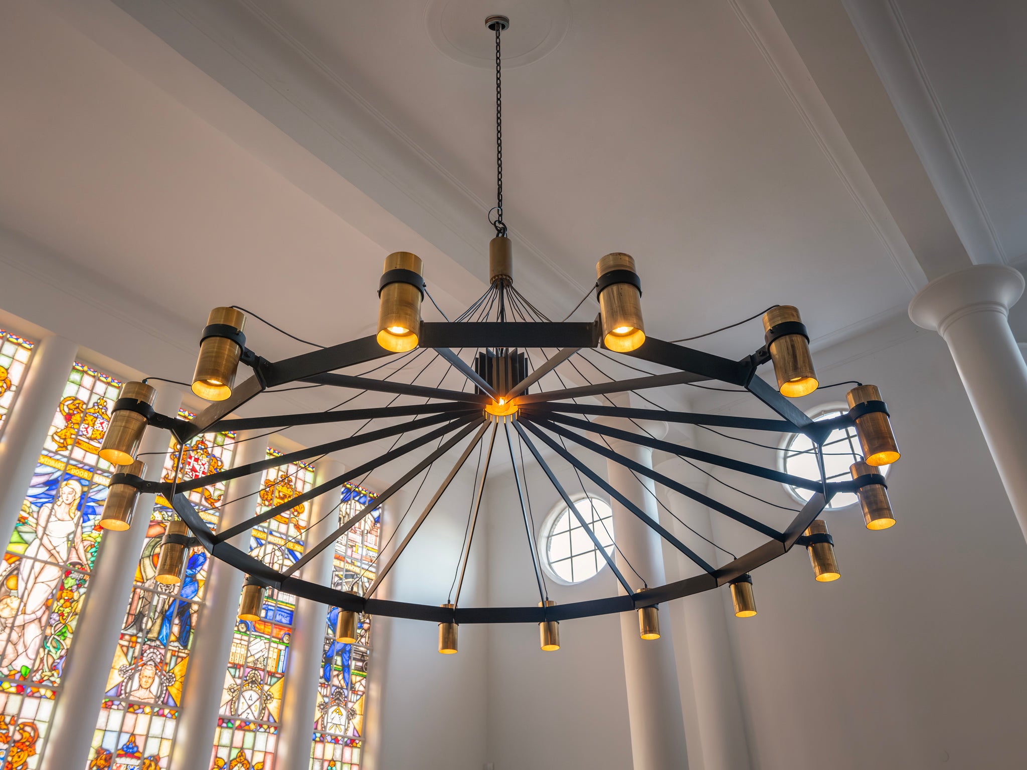 Grand Mid-Century Chandelier in Brass and Metal 360cm/142 in Lighting Morentz