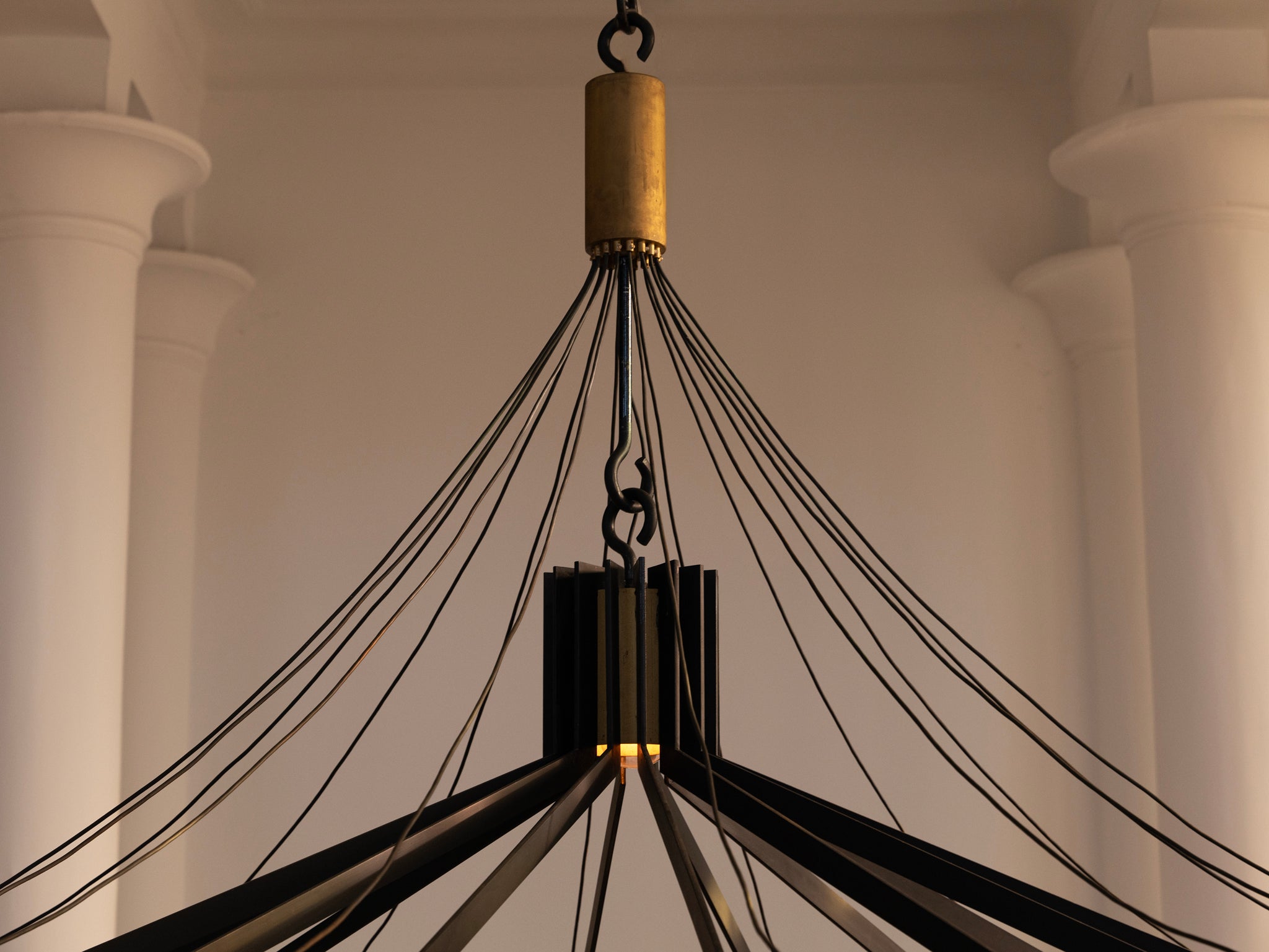 Grand Mid-Century Chandelier in Brass and Metal 360cm/142 in Lighting Morentz