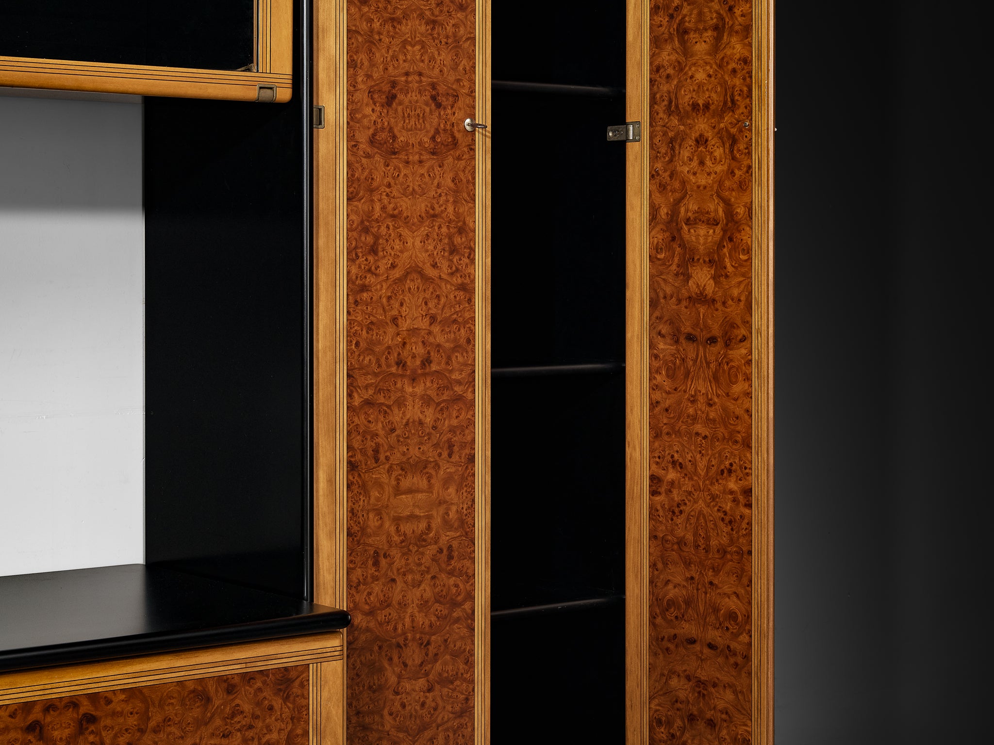 Afra & Tobia Scarpa for Maxalto 'Artona' Wall Unit with Vitrine in Walnut Case pieces and storage cabinets Morentz