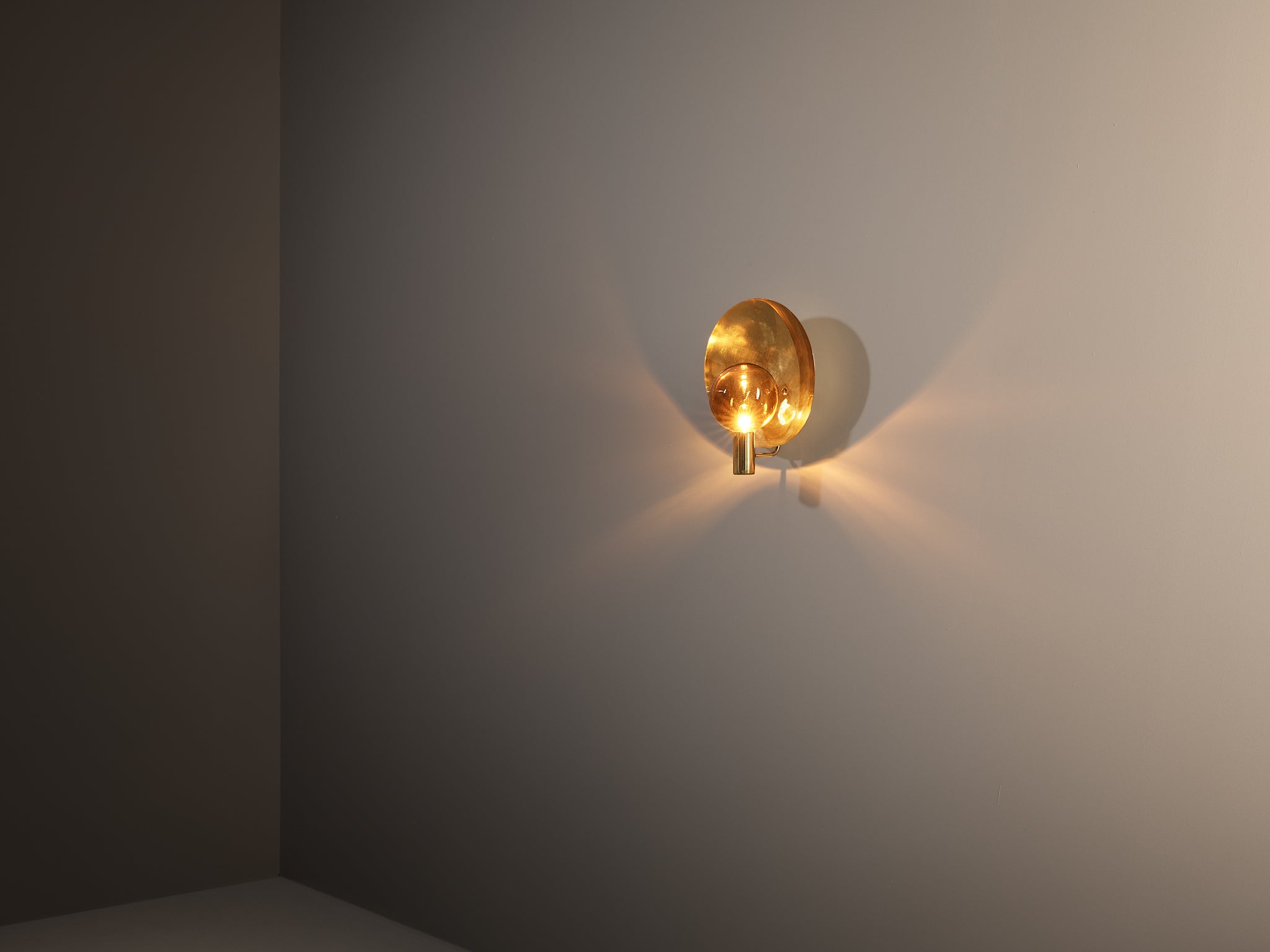 Hans-Agne Jakobsson 'V-180' Wall Light in Brass and Golden Glass Lighting Morentz