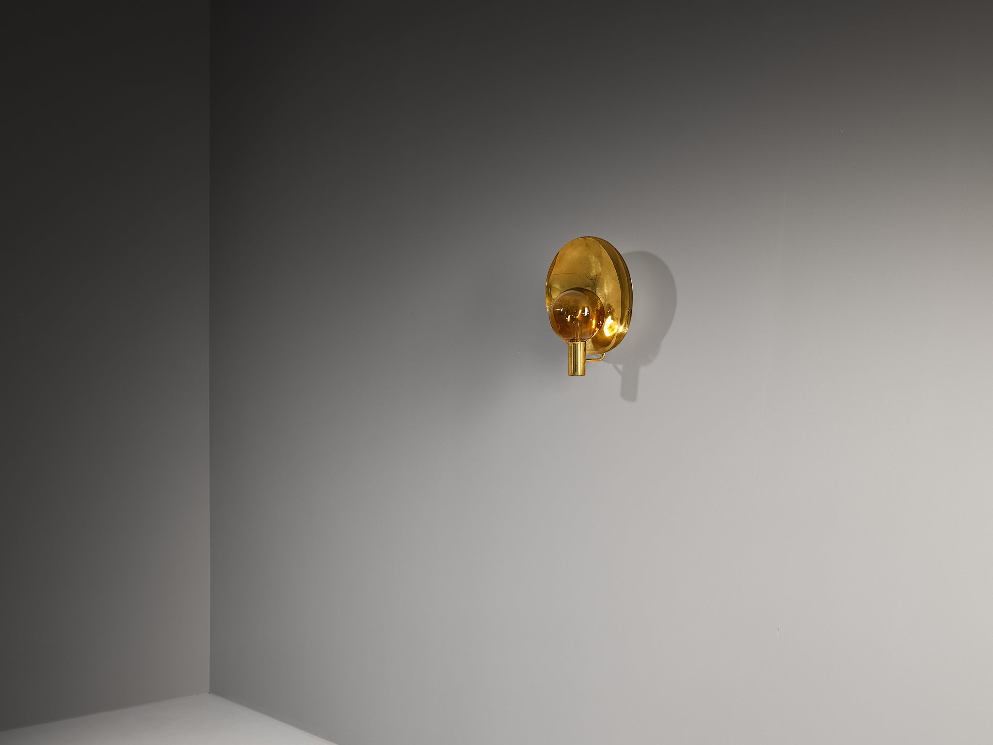 Hans-Agne Jakobsson 'V-180' Wall Light in Brass and Golden Glass Lighting Morentz
