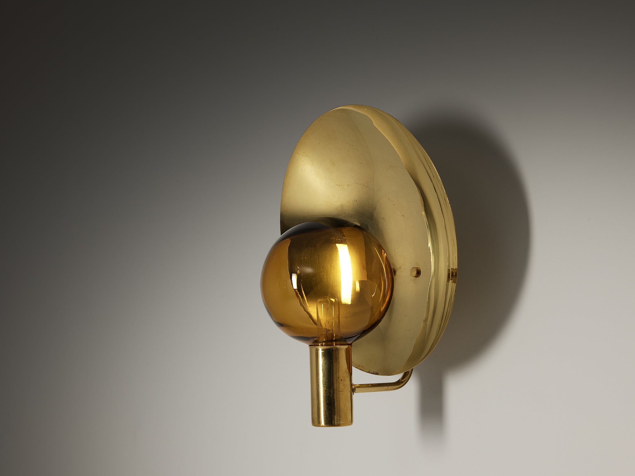 Hans-Agne Jakobsson 'V-180' Wall Light in Brass and Golden Glass Lighting Morentz