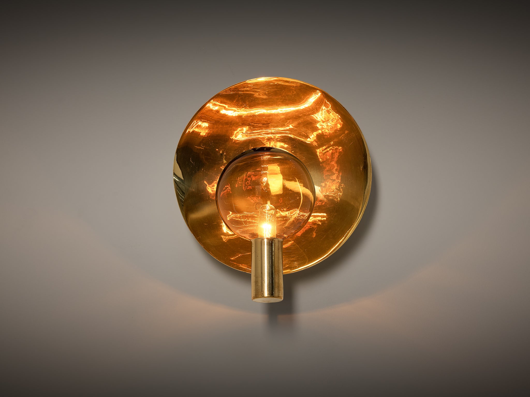 Hans-Agne Jakobsson 'V-180' Wall Light in Brass and Golden Glass Lighting Morentz
