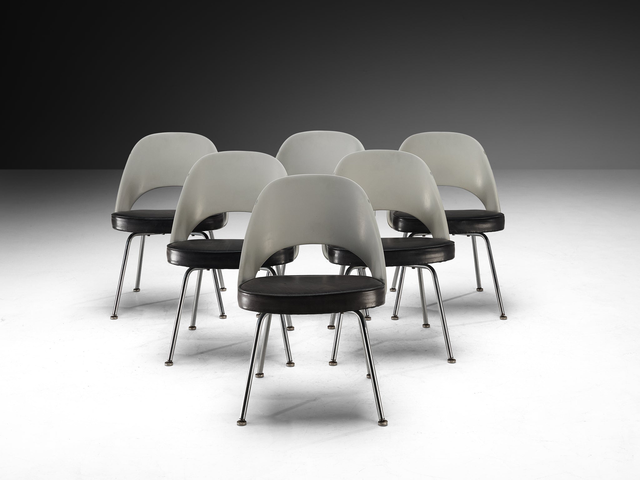Eero Saarinen for Knoll International Set of Six Dining Chairs in Fiberglass and Leather Seating Morentz