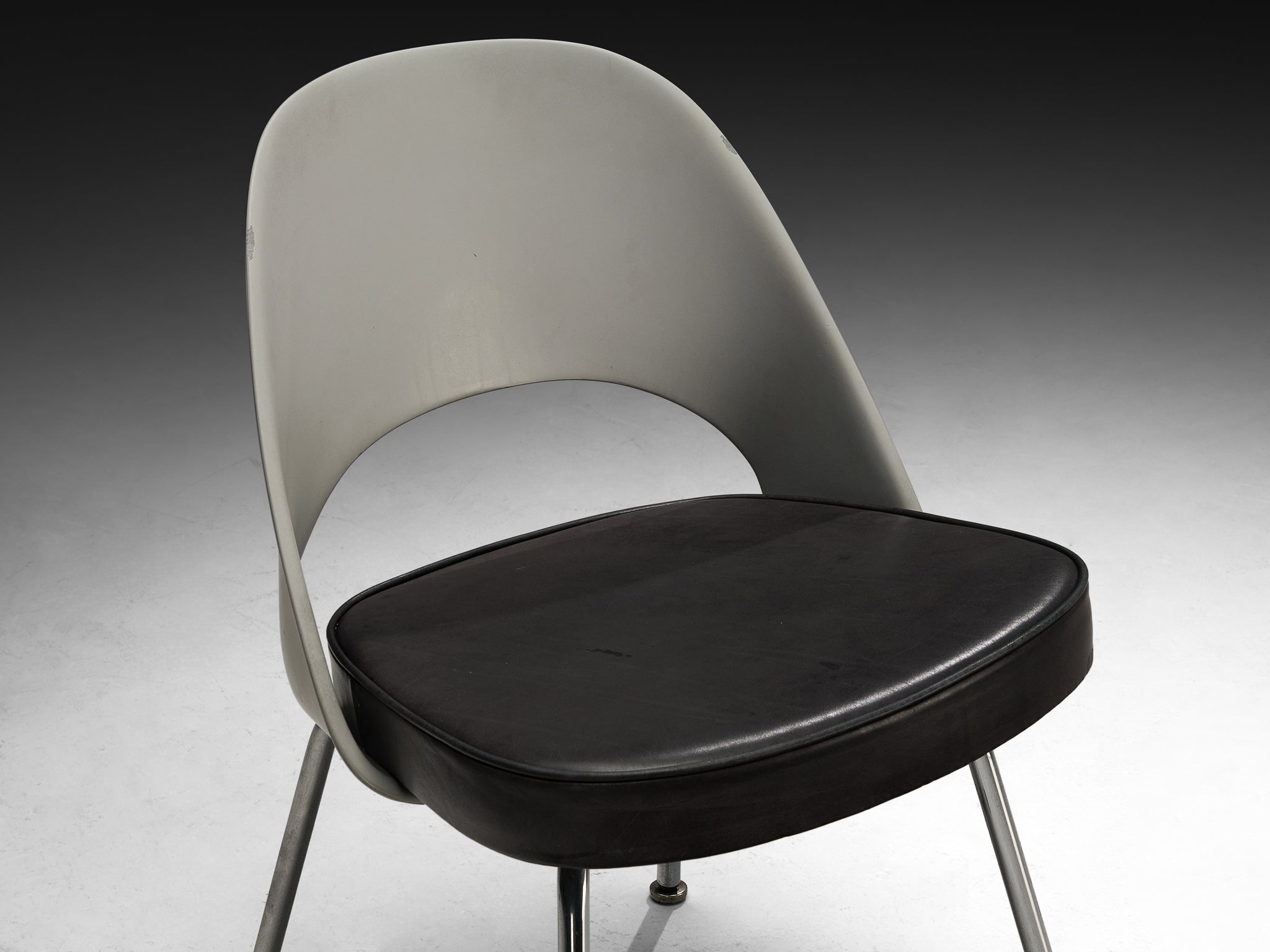 Eero Saarinen for Knoll International Set of Six Dining Chairs in Fiberglass and Leather Seating Morentz