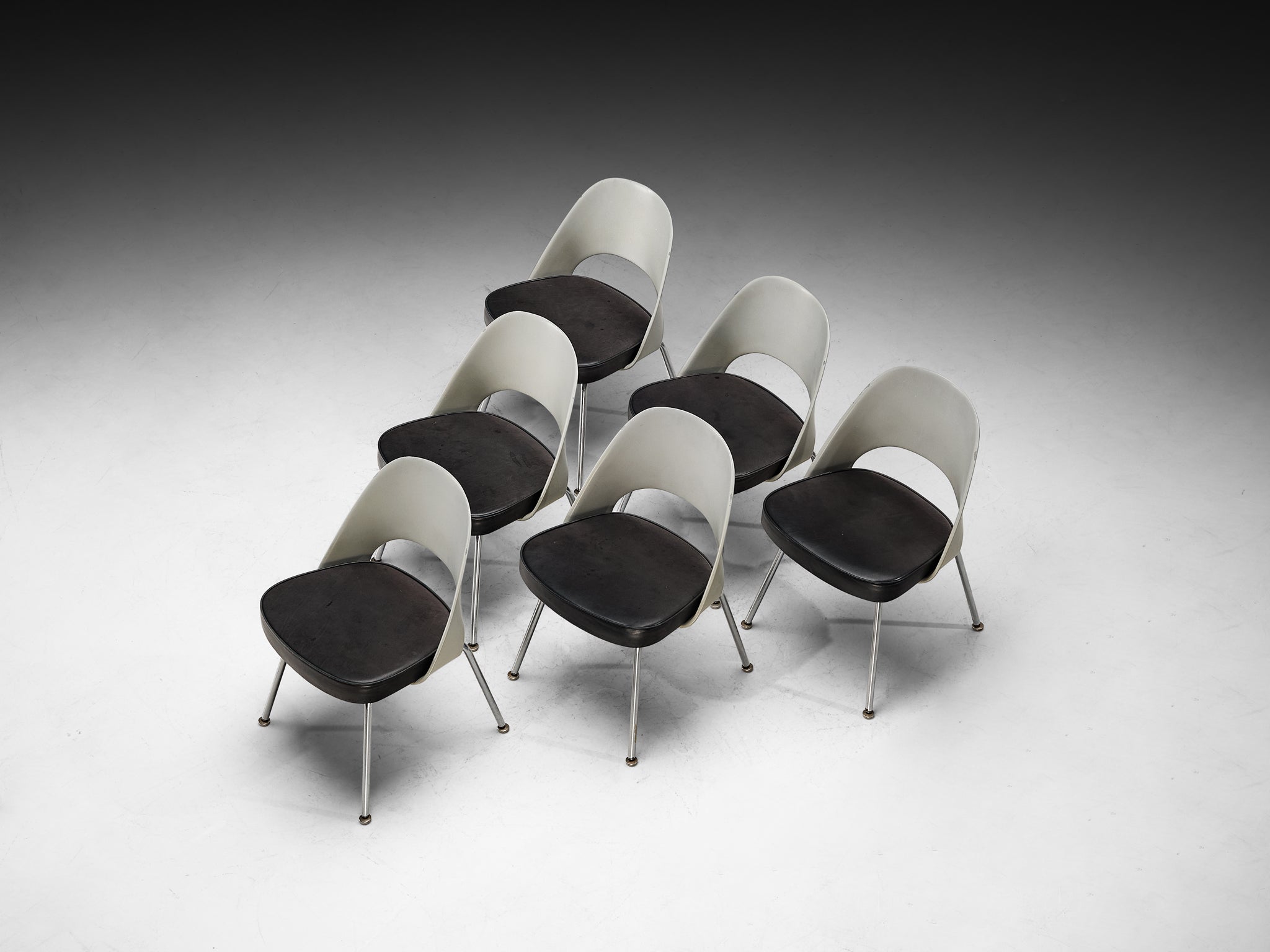 Eero Saarinen for Knoll International Set of Six Dining Chairs in Fiberglass and Leather Seating Morentz