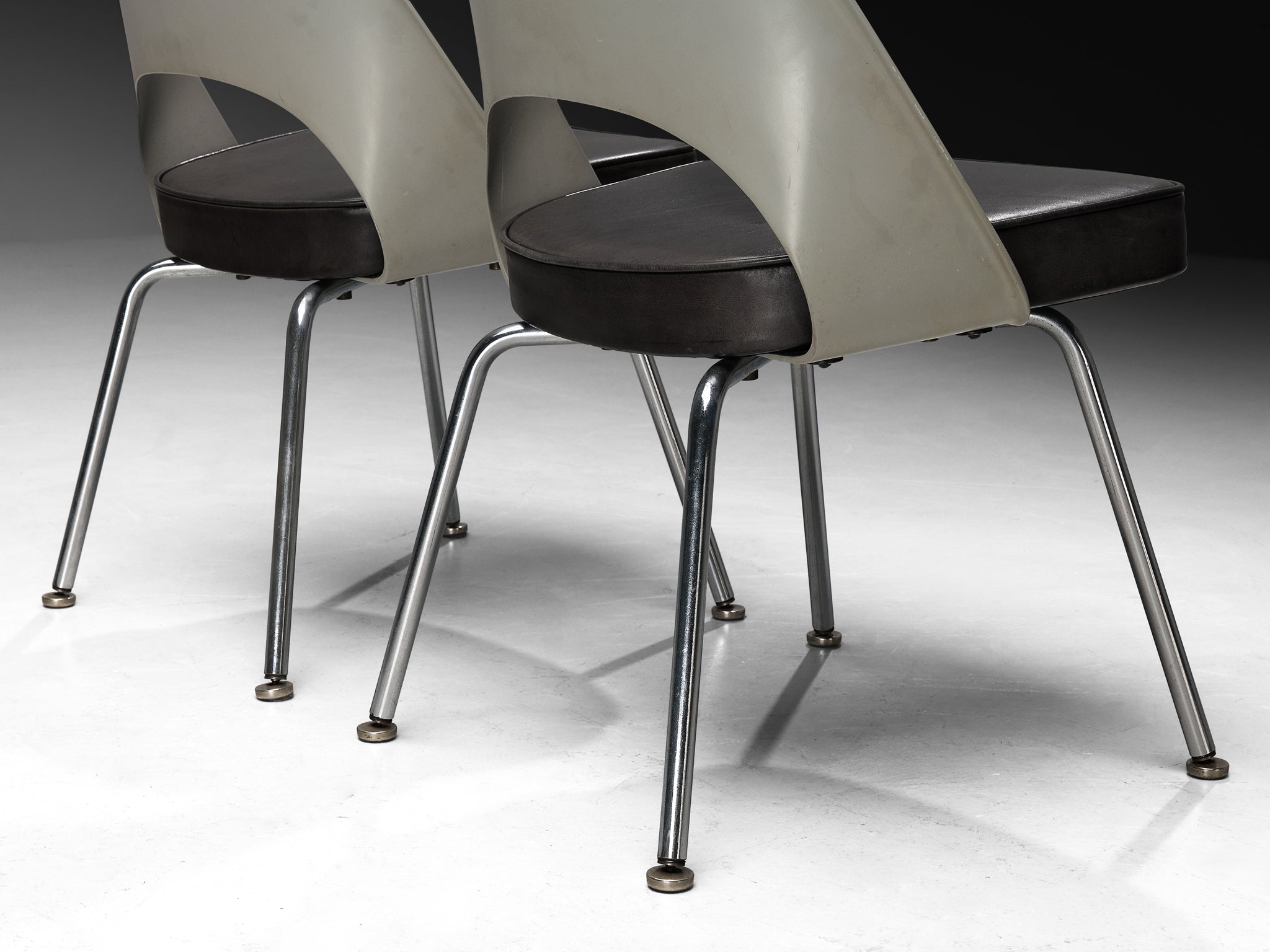 Eero Saarinen for Knoll International Set of Six Dining Chairs in Fiberglass and Leather Seating Morentz