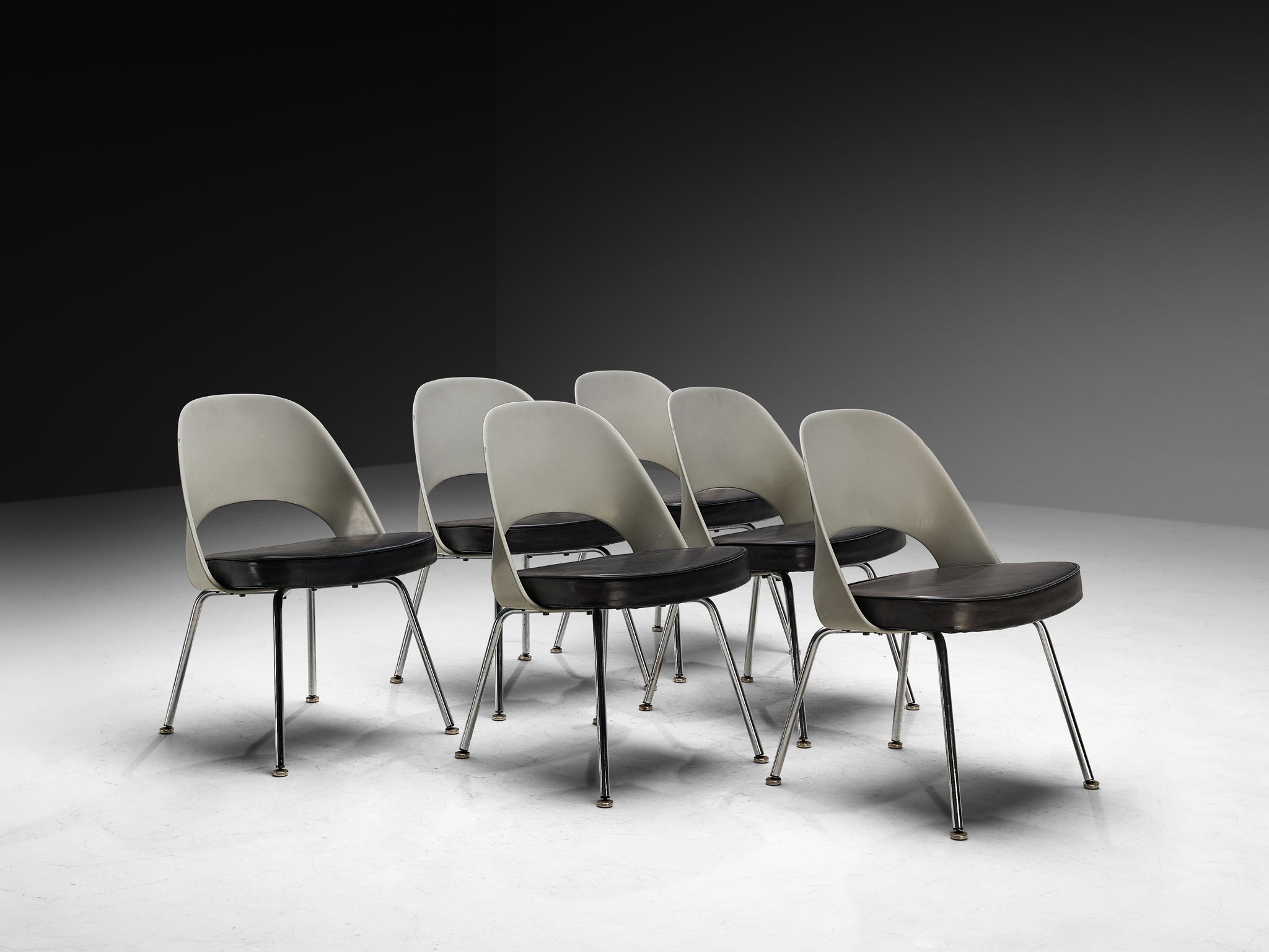 Eero Saarinen for Knoll International Set of Six Dining Chairs in Fiberglass and Leather Seating Morentz