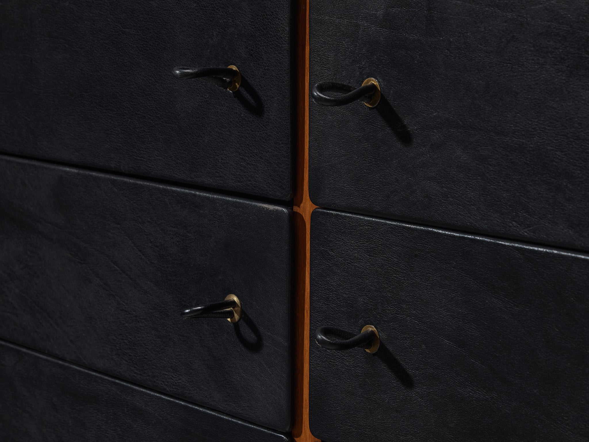 Afra & Tobia Scarpa 'Artona' Chest of Drawers in Black Leather and Walnut Case pieces and storage cabinets Morentz