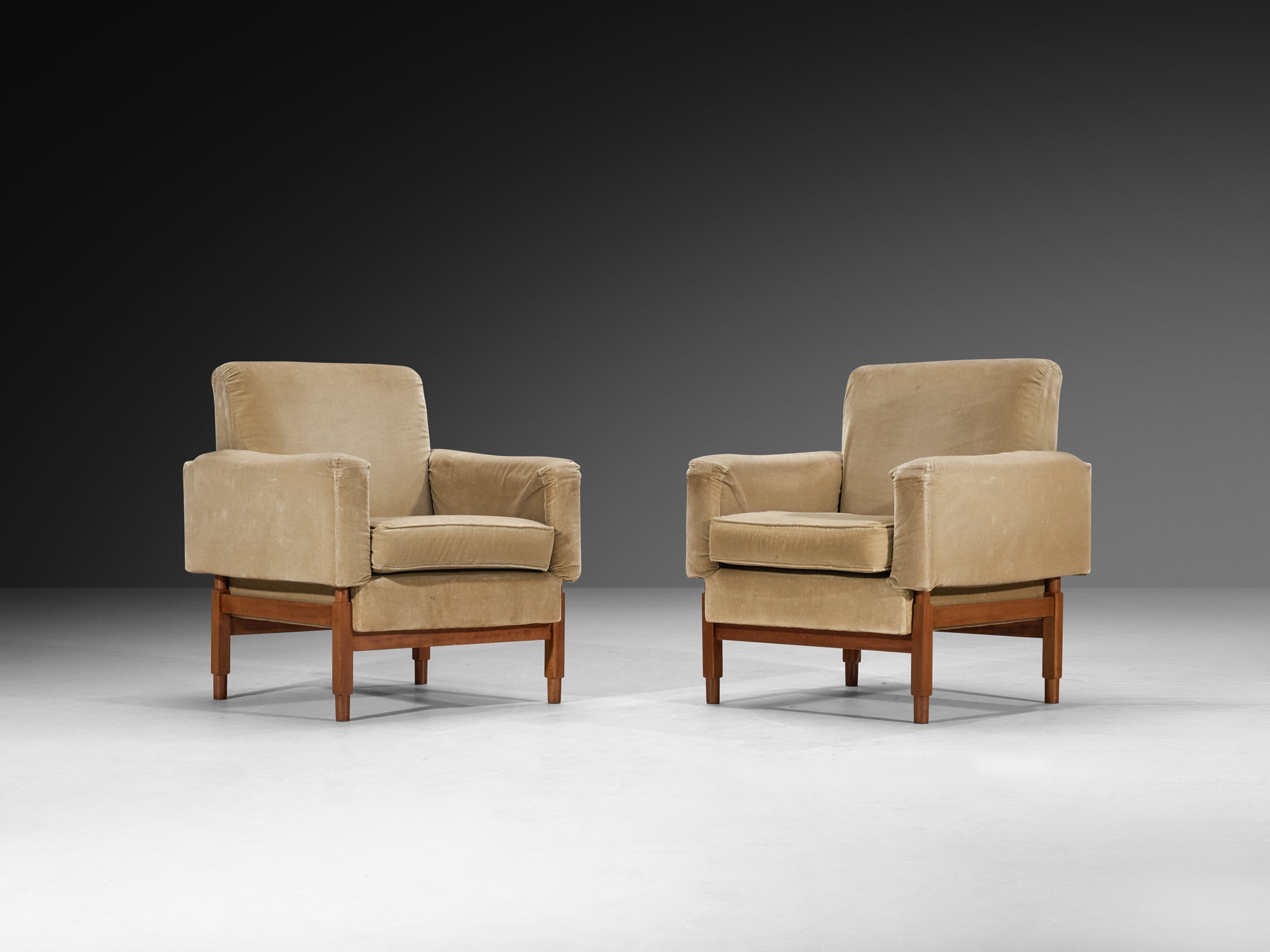 Set of Four Mid-Century Lounge Chairs in Mahogany and Beige Velvet Seating Morentz
