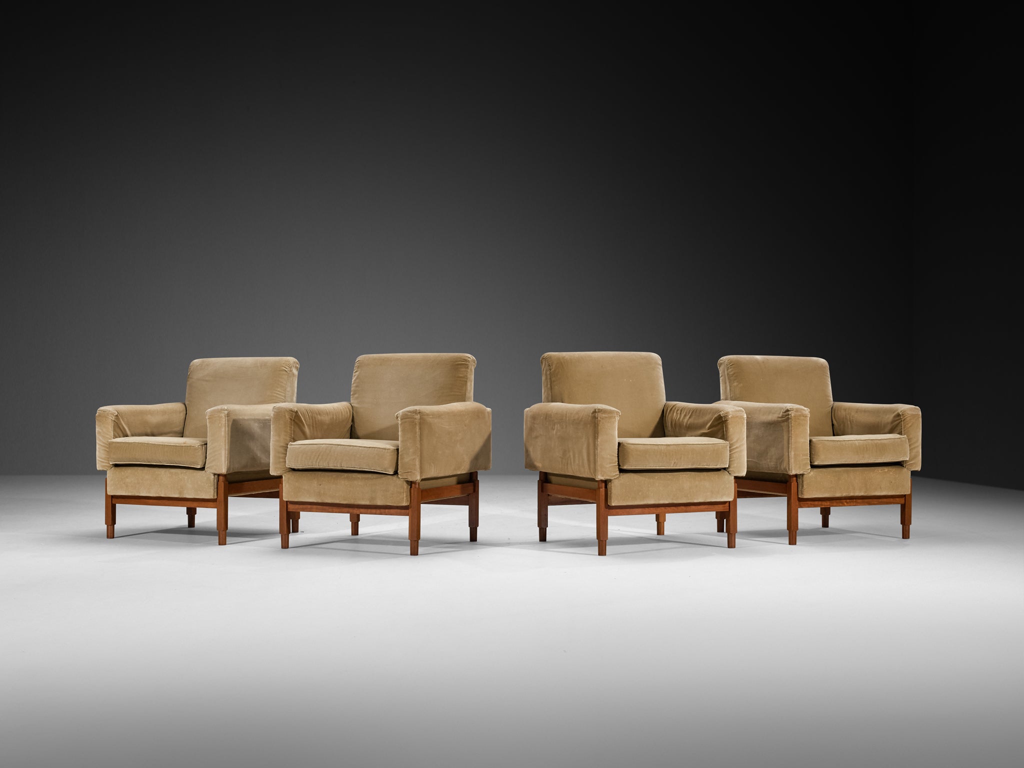 Set of Four Mid-Century Lounge Chairs in Mahogany and Beige Velvet Seating Morentz