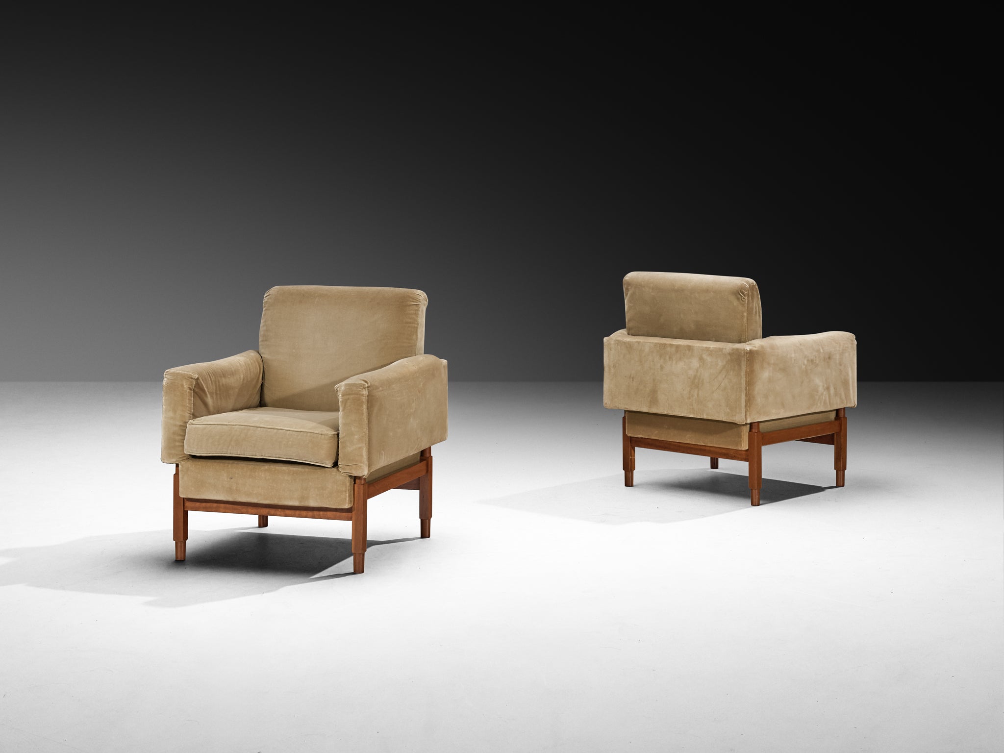 Set of Four Mid-Century Lounge Chairs in Mahogany and Beige Velvet Seating Morentz