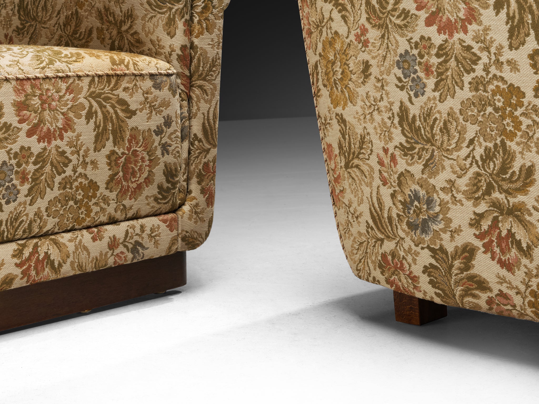 Pair of Lounge Chairs in Floral Pattern on Platform Base Seating Morentz