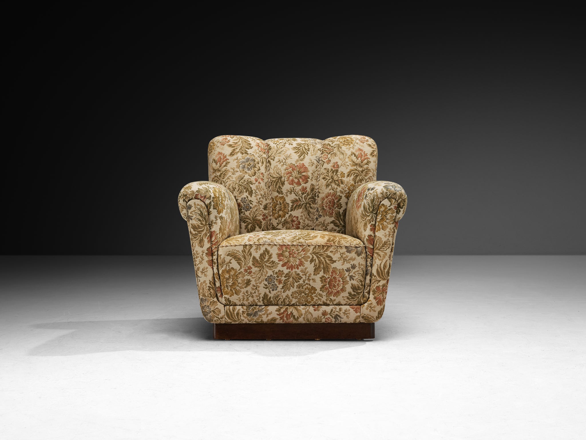 Pair of Lounge Chairs in Floral Pattern on Platform Base Seating Morentz