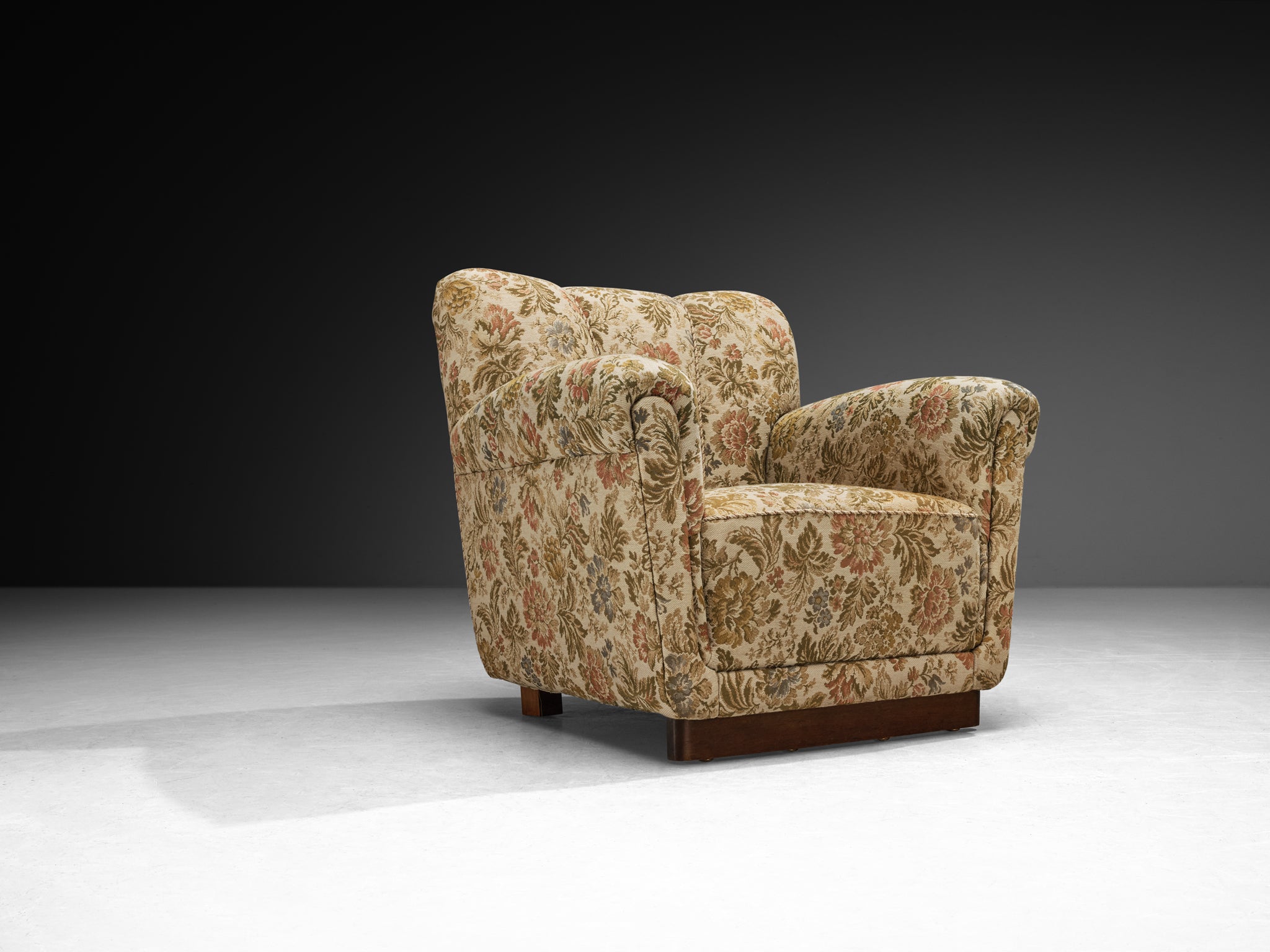 Pair of Lounge Chairs in Floral Pattern on Platform Base Seating Morentz