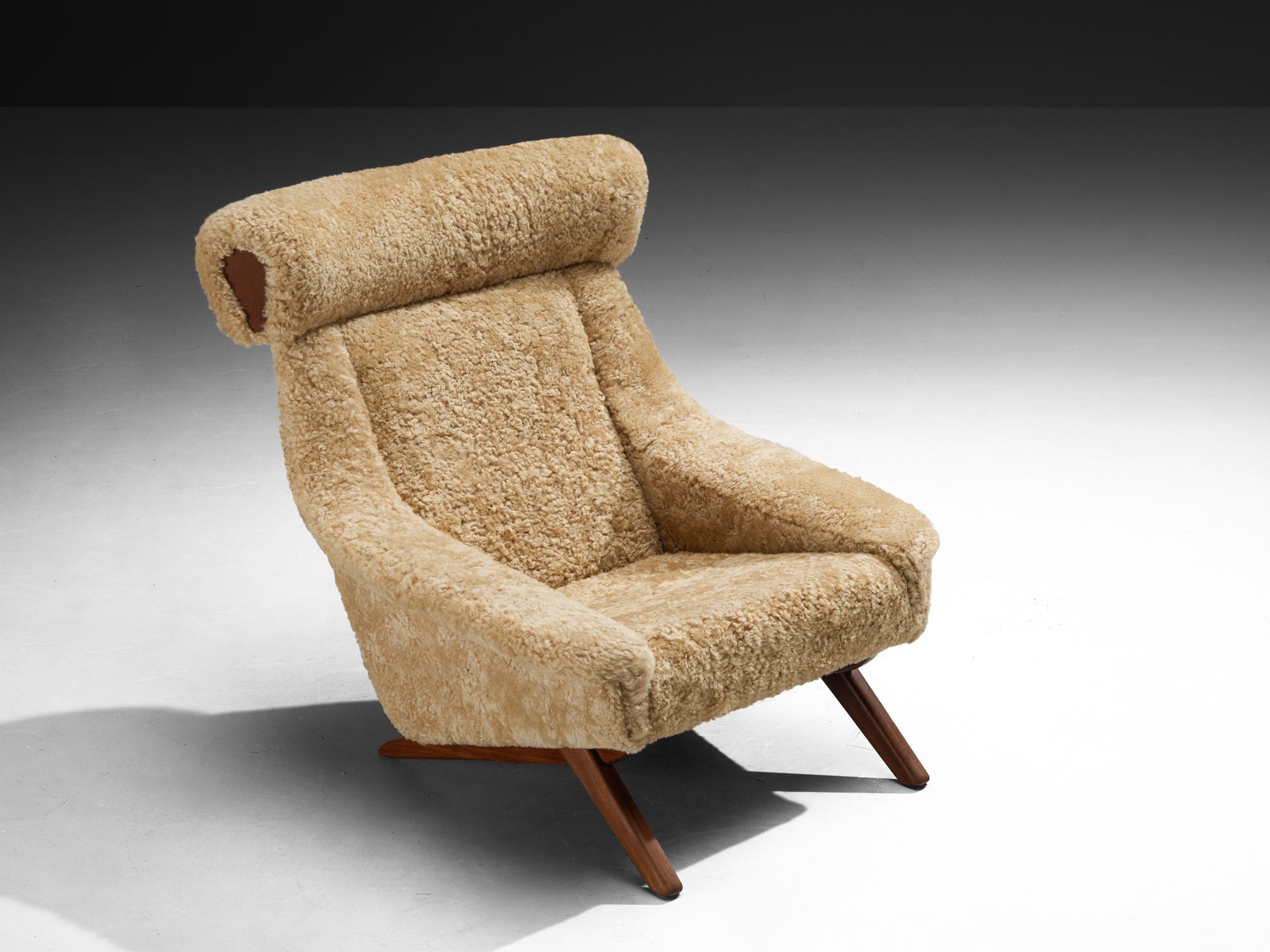 Illum Wikkelsø 'Ox' Lounge Chairs in Beige Sheepskin Seating Morentz