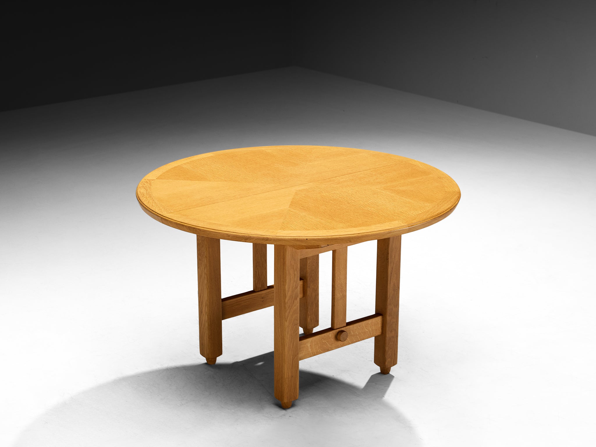 Guillerme & Chambron Extendable Round Dining Table in Oak Tables Morentz