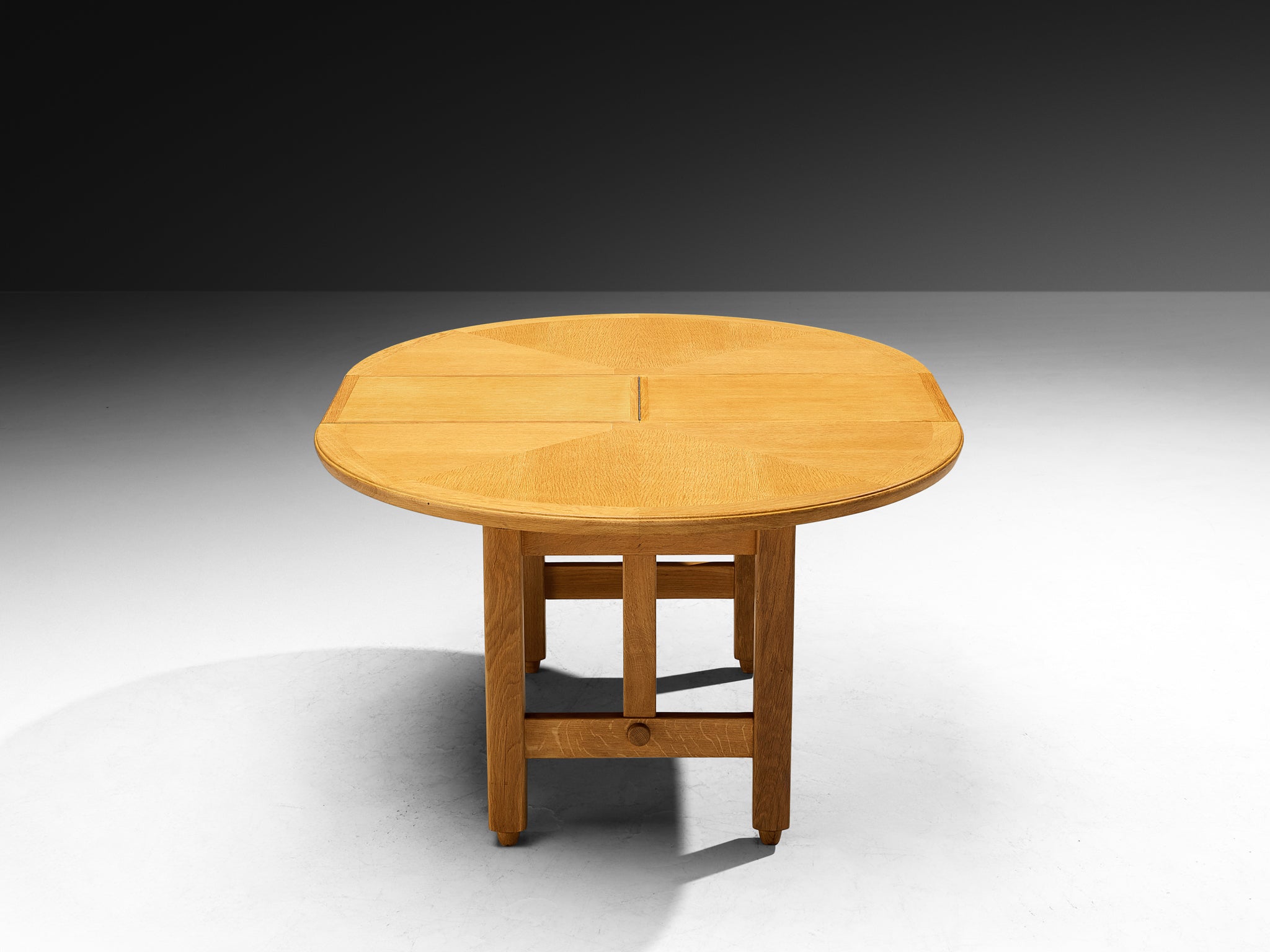 Guillerme & Chambron Extendable Round Dining Table in Oak Tables Morentz