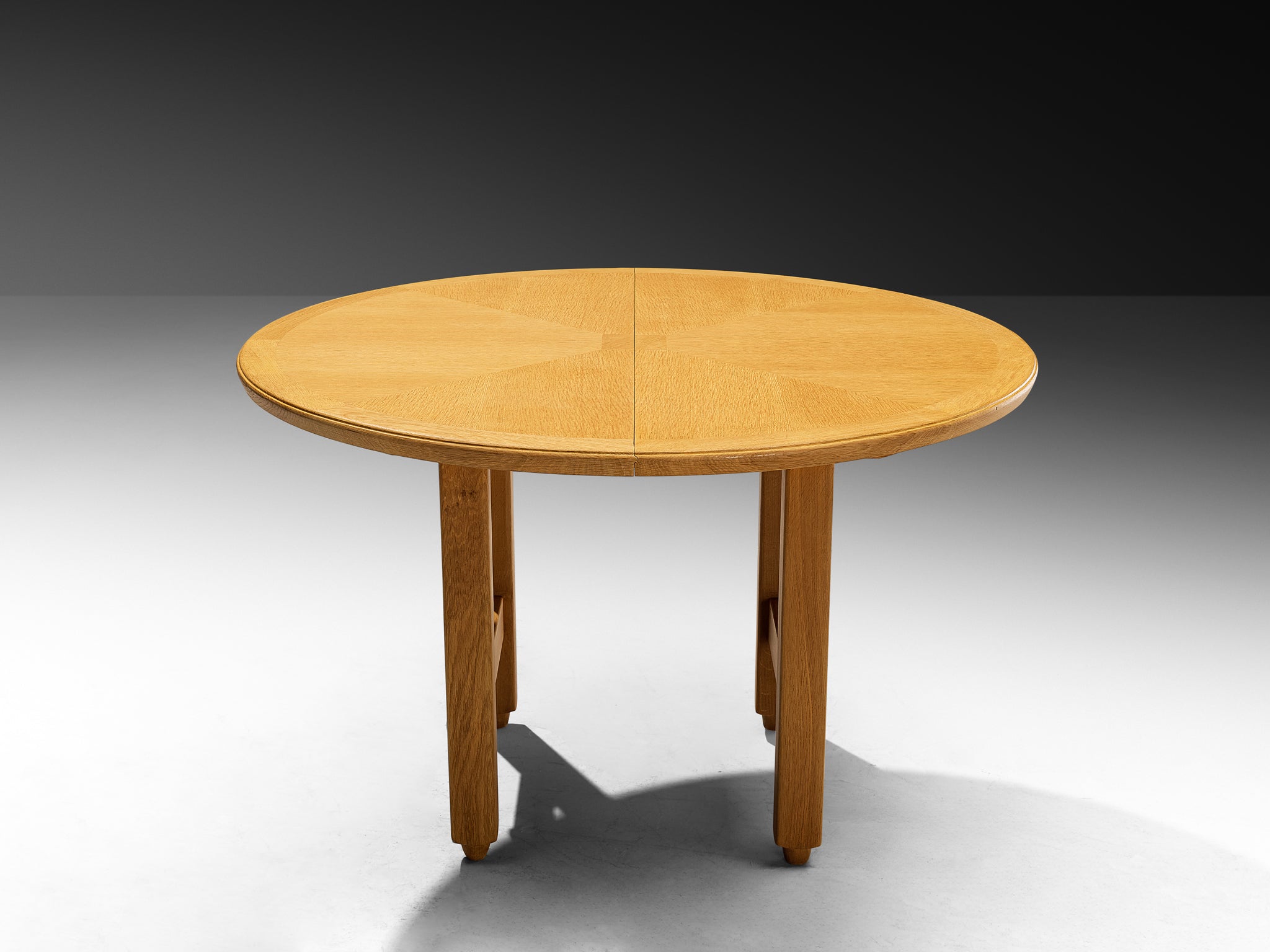 Guillerme & Chambron Extendable Round Dining Table in Oak Tables Morentz