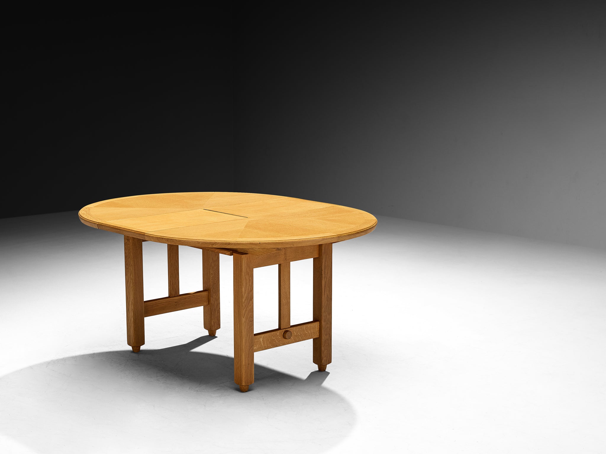 Guillerme & Chambron Extendable Round Dining Table in Oak Tables Morentz