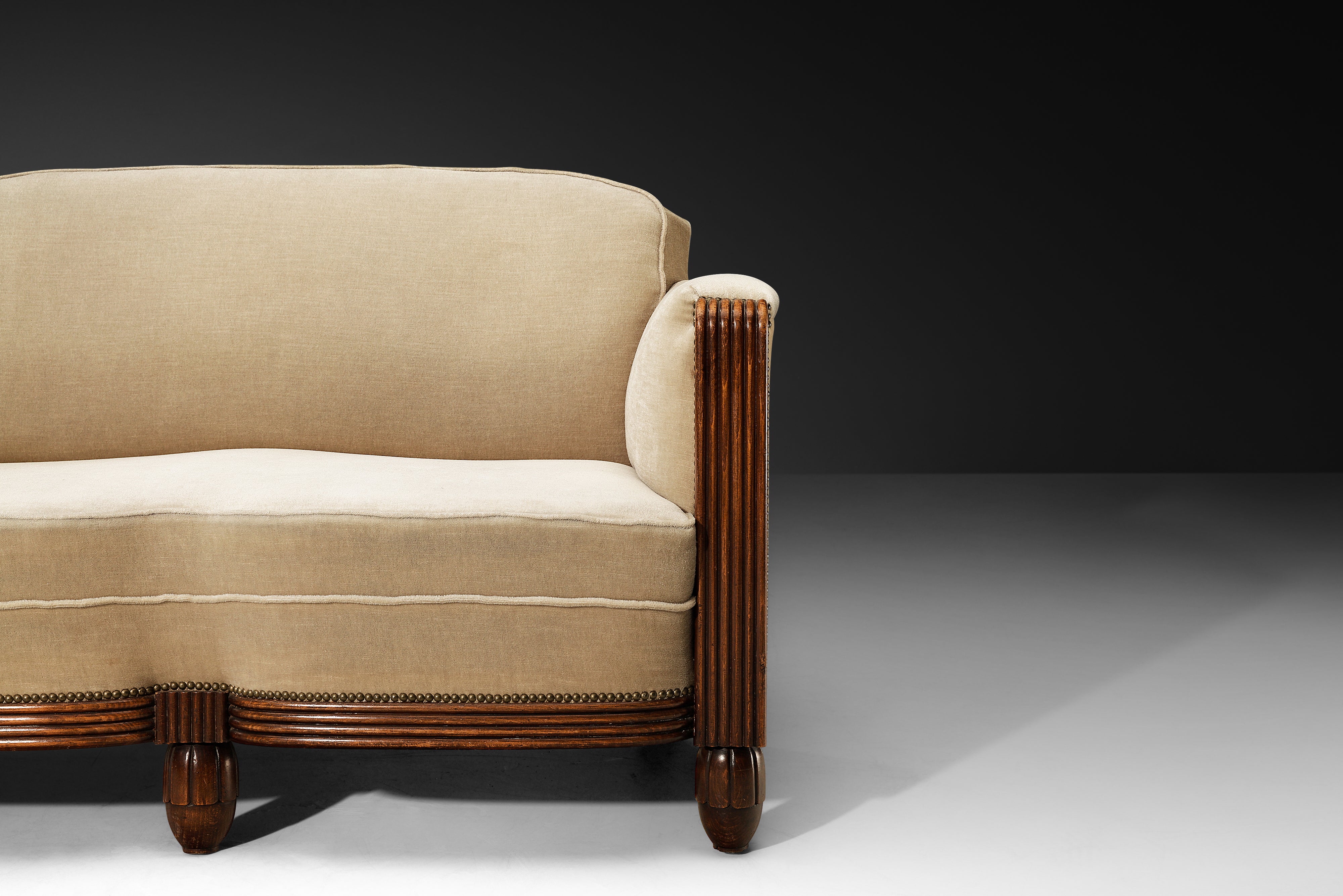 1930s Elegant Art Deco Sofa in Wood and Taupe Velvet Carved Fluted Feet Seating Morentz