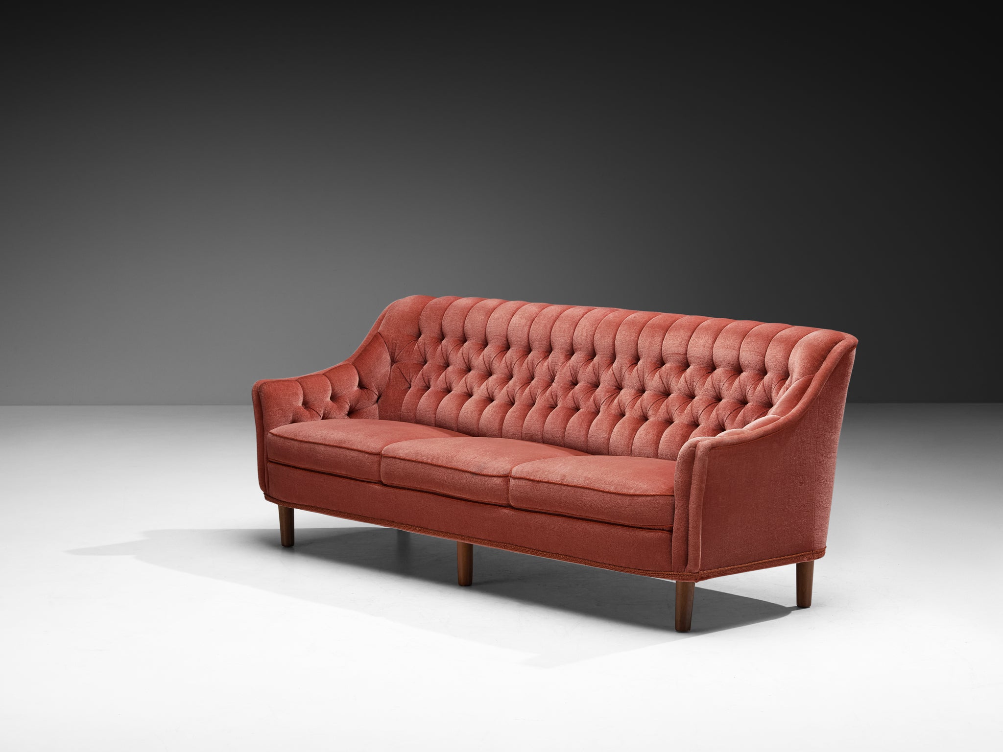 1950s Mid-Century Sofa in Tufted Dusty Pink Velvet and Oak Seating Morentz