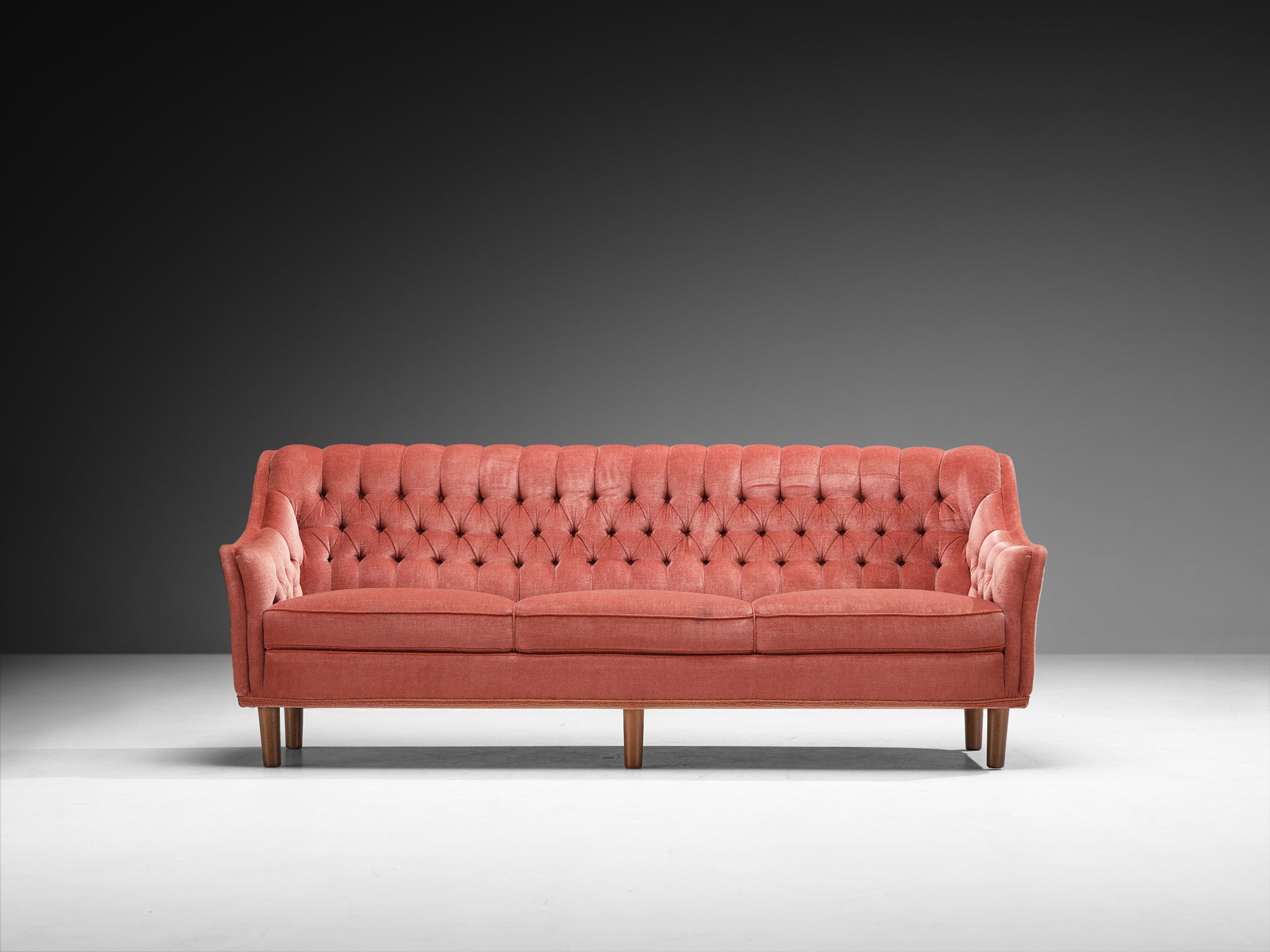 1950s Mid-Century Sofa in Tufted Dusty Pink Velvet and Oak Seating Morentz