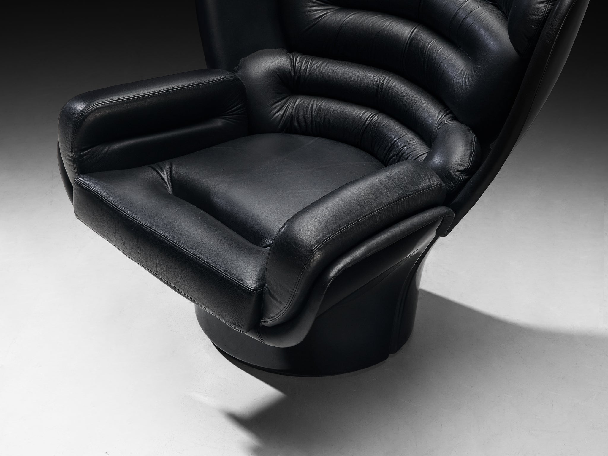 Joe Colombo 'Elda' Swivel Lounge Chair in Black Leather and Fiberglass Seating Morentz