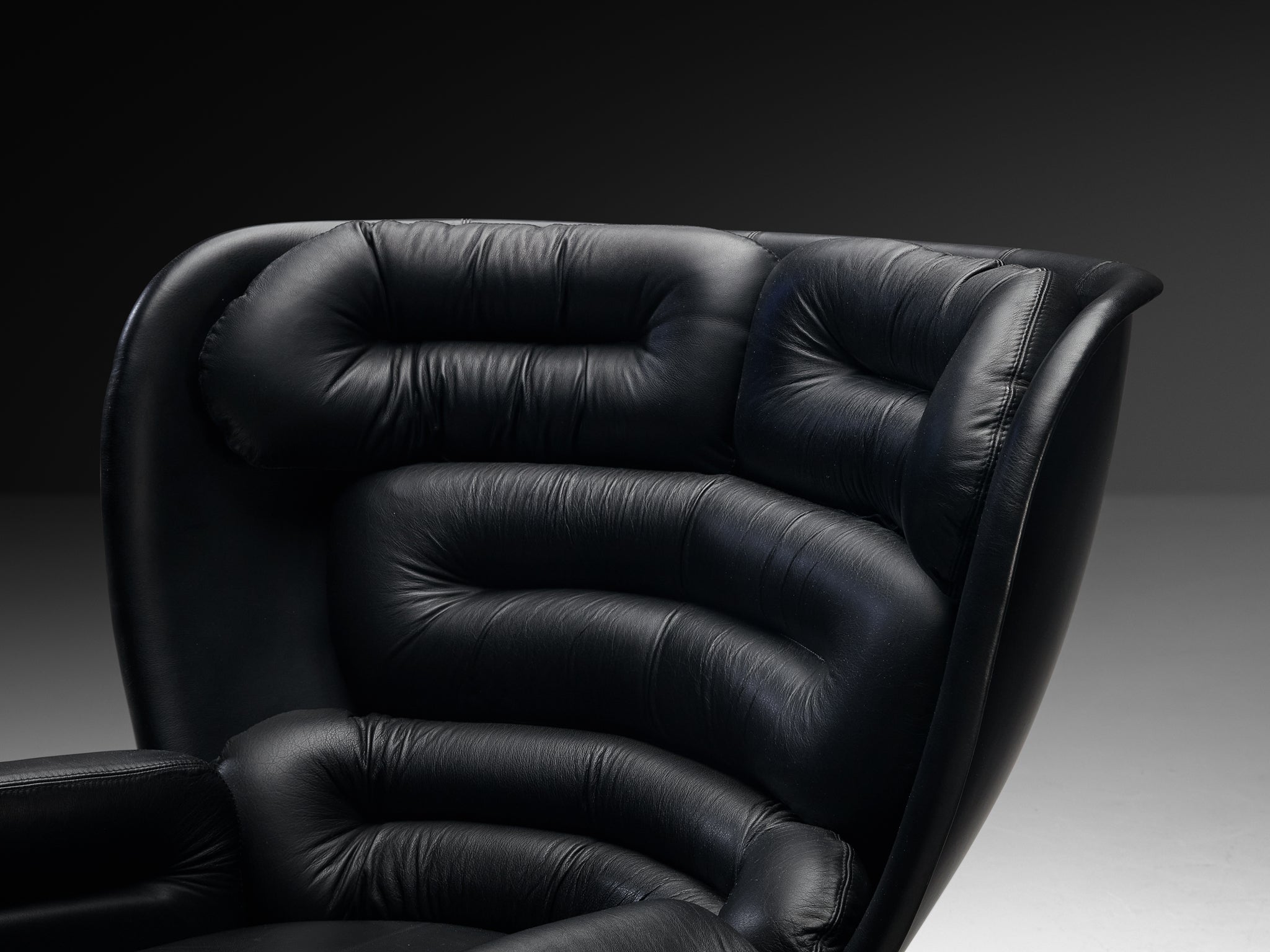 Joe Colombo 'Elda' Swivel Lounge Chair in Black Leather and Fiberglass Seating Morentz
