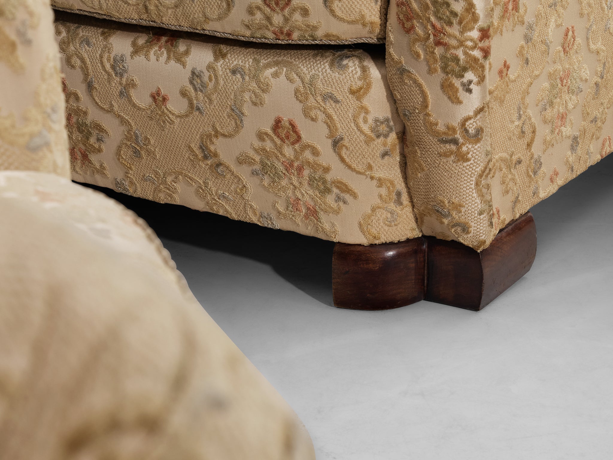 Pair of Mid-Century Lounge Chairs in Beige Floral Upholstery 1940s Seating Morentz