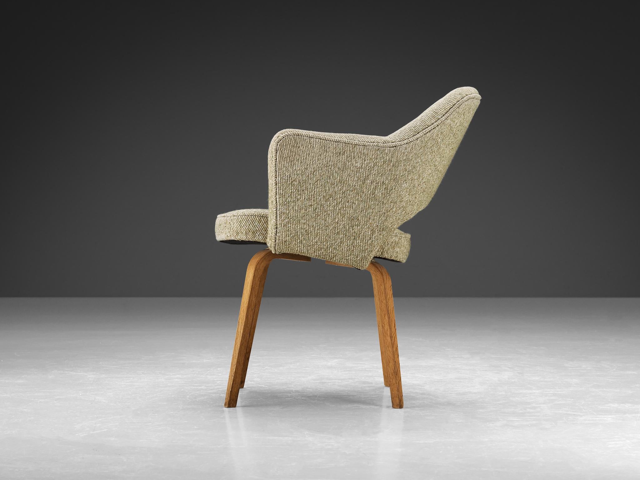 Eero Saarinen for Knoll 'Executive' Armchair in Beige Creme Fabric and Oak seating Morentz