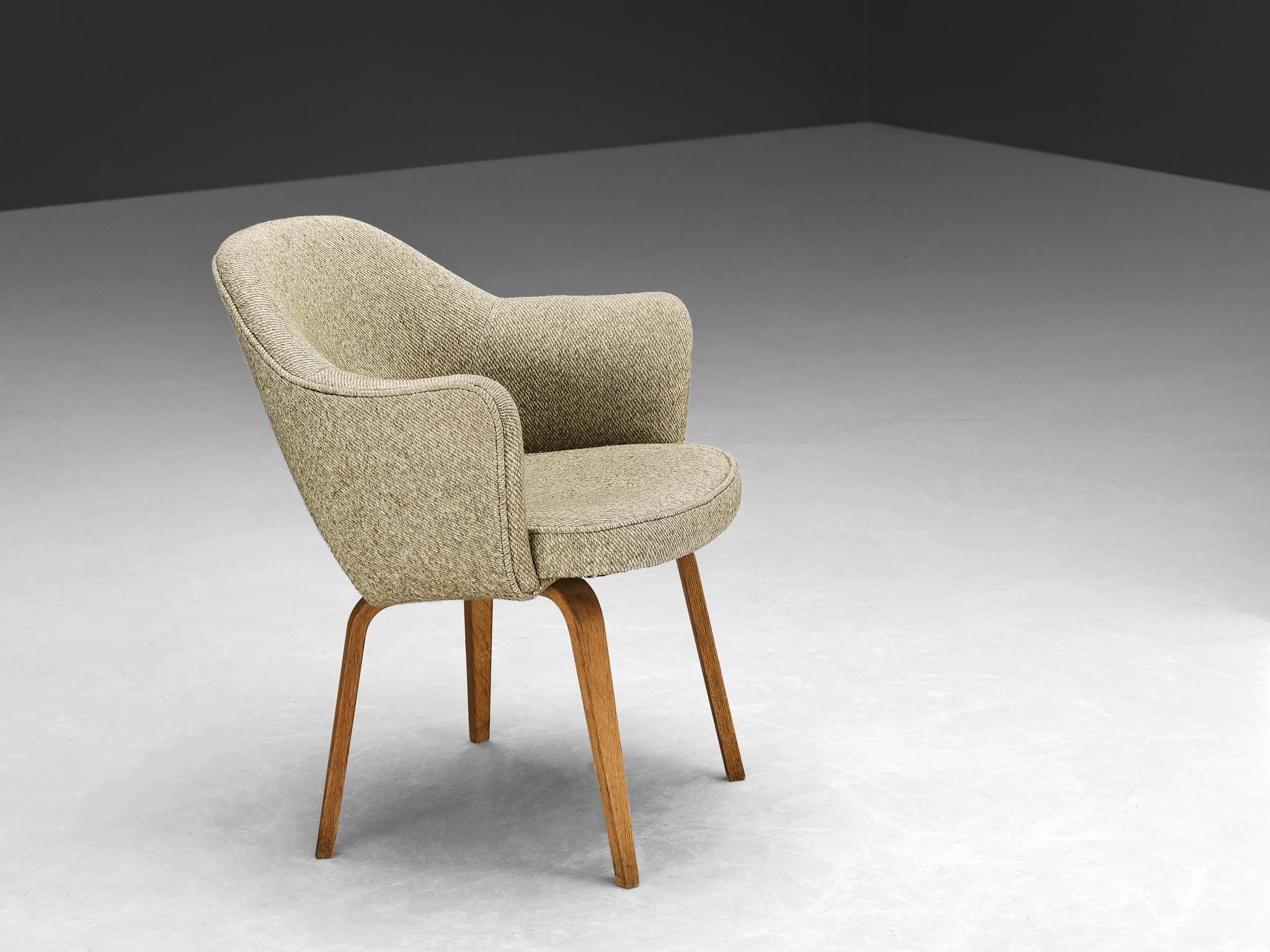 Eero Saarinen for Knoll 'Executive' Armchair in Beige Creme Fabric and Oak seating Morentz
