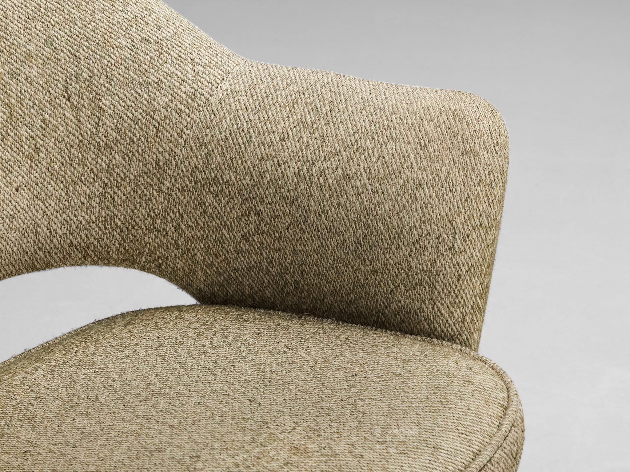 Eero Saarinen for Knoll 'Executive' Armchair in Beige Creme Fabric and Oak seating Morentz