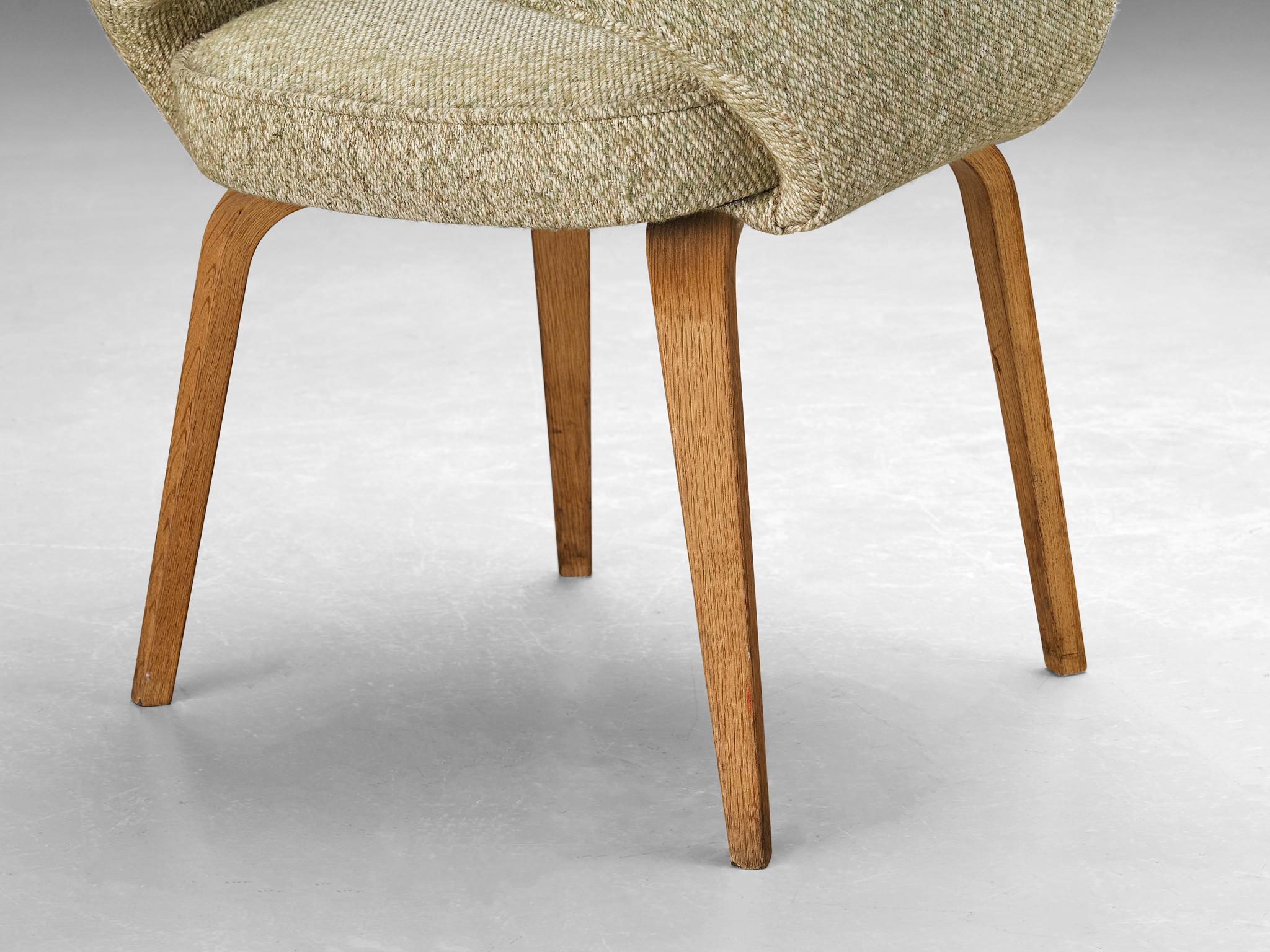 Eero Saarinen for Knoll 'Executive' Armchair in Beige Creme Fabric and Oak seating Morentz
