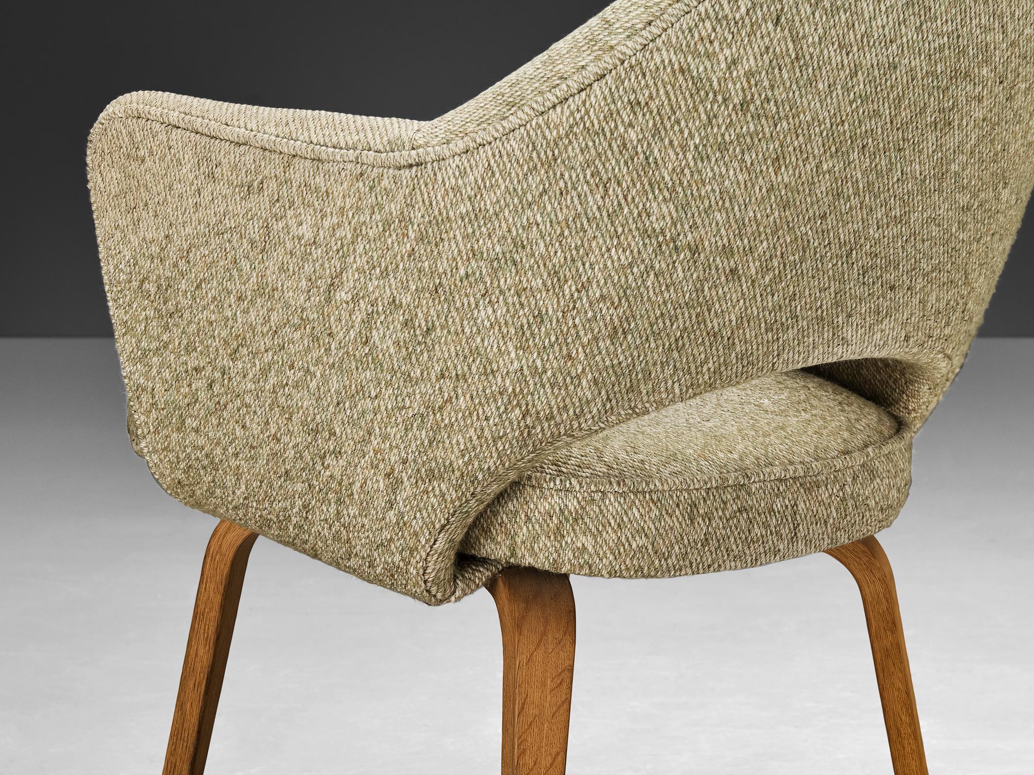 Eero Saarinen for Knoll 'Executive' Armchair in Beige Creme Fabric and Oak seating Morentz