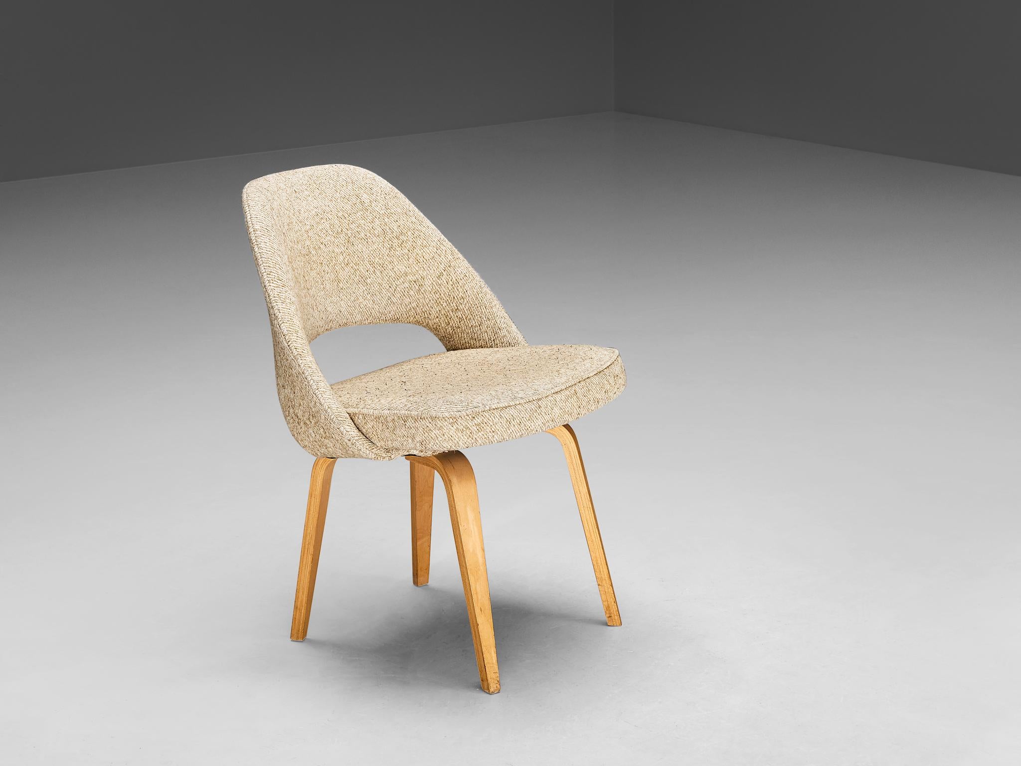 Eero Saarinen for Knoll 'Executive' Chair in Beige Creme Fabric and Oak seating Morentz