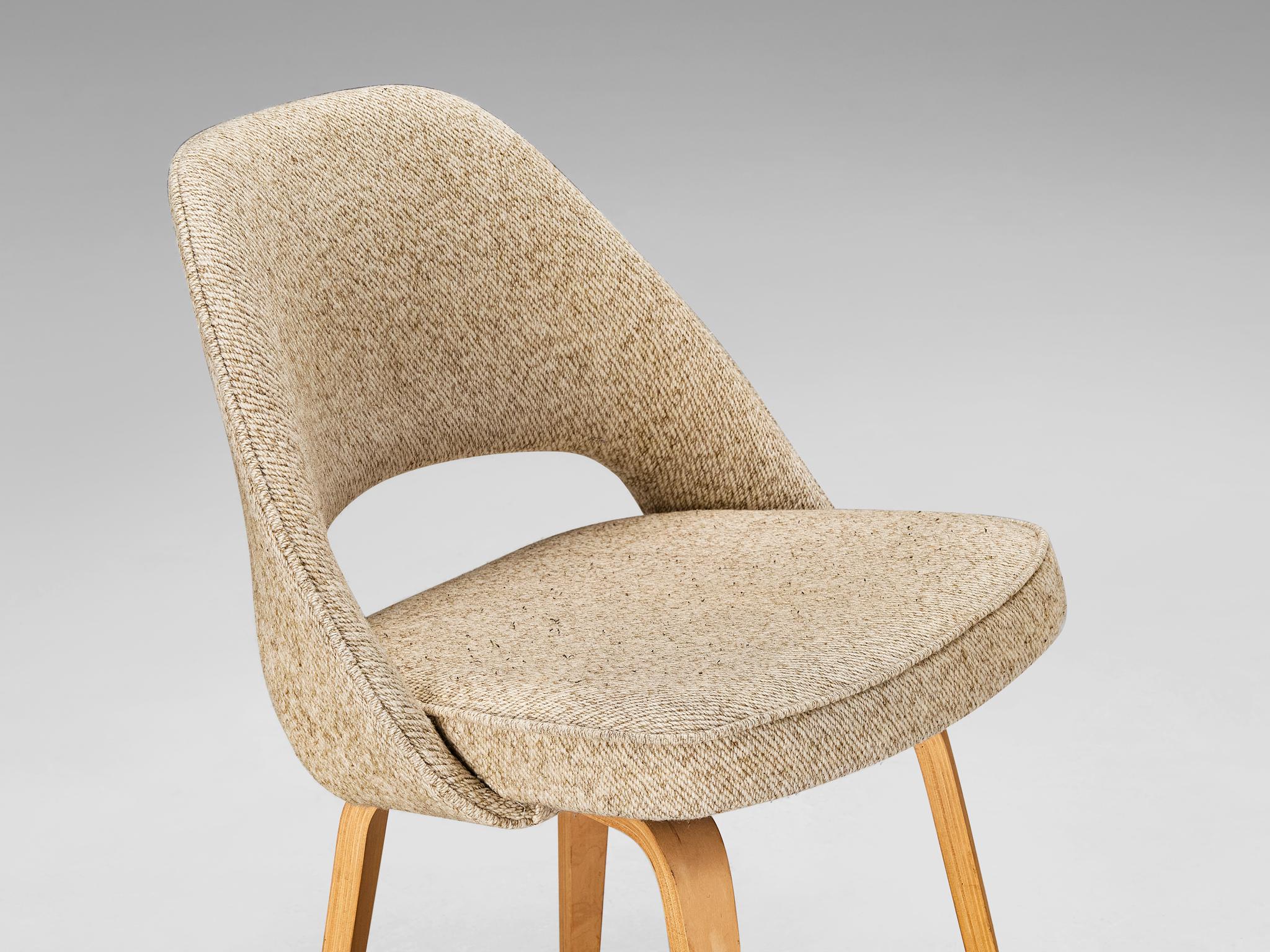 Eero Saarinen for Knoll 'Executive' Chair in Beige Creme Fabric and Oak seating Morentz