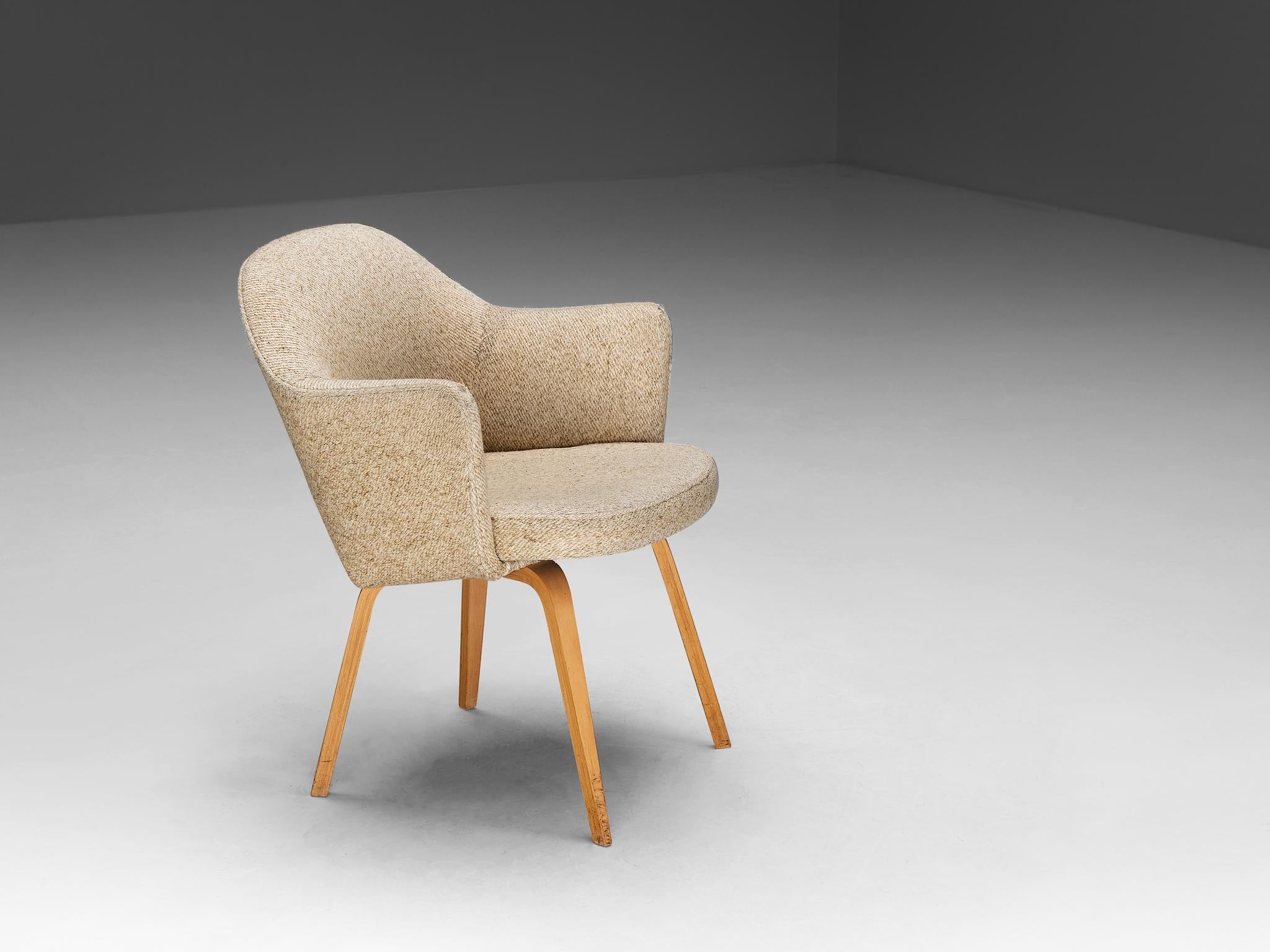 Eero Saarinen for Knoll 'Executive' Armchair in Beige Creme Fabric and Oak seating Morentz