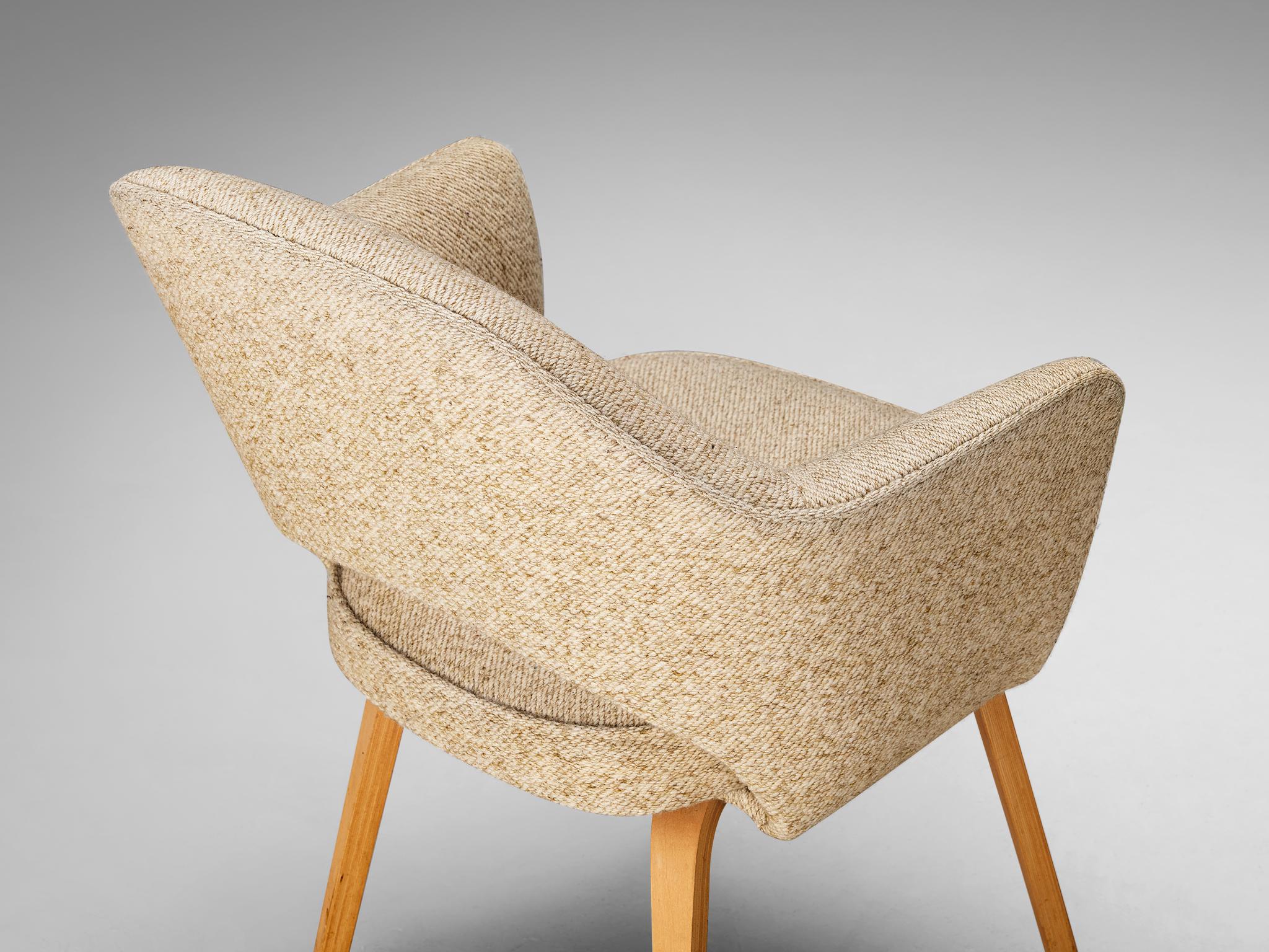 Eero Saarinen for Knoll 'Executive' Armchair in Beige Creme Fabric and Oak seating Morentz