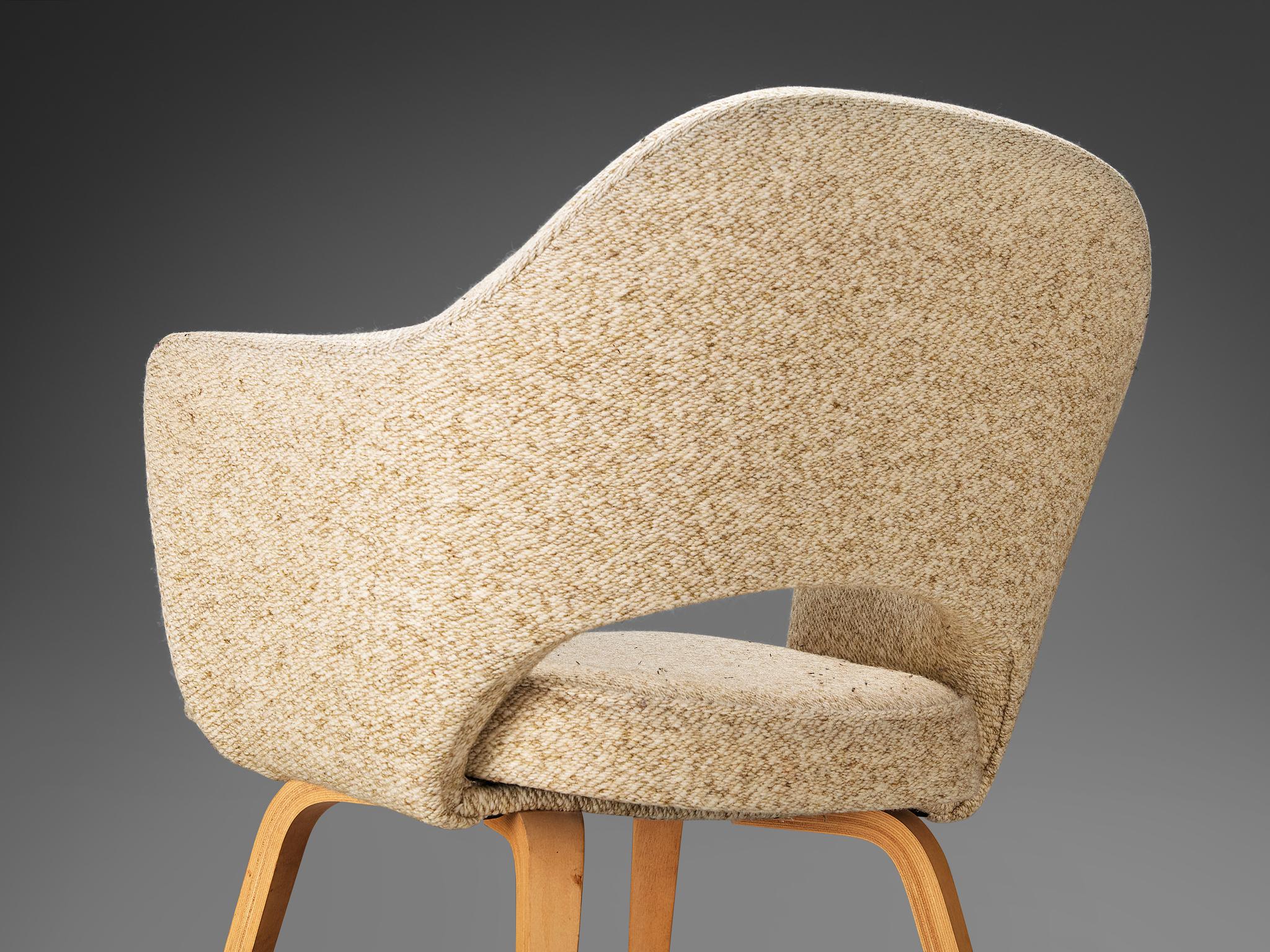 Eero Saarinen for Knoll 'Executive' Armchair in Beige Creme Fabric and Oak seating Morentz