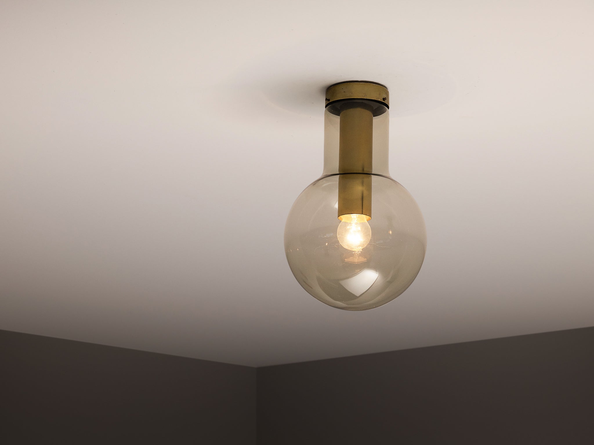 RAAK Ceiling Light 'Maxi-Light Bulb' in Smoked Glass and Brass Lighting Morentz