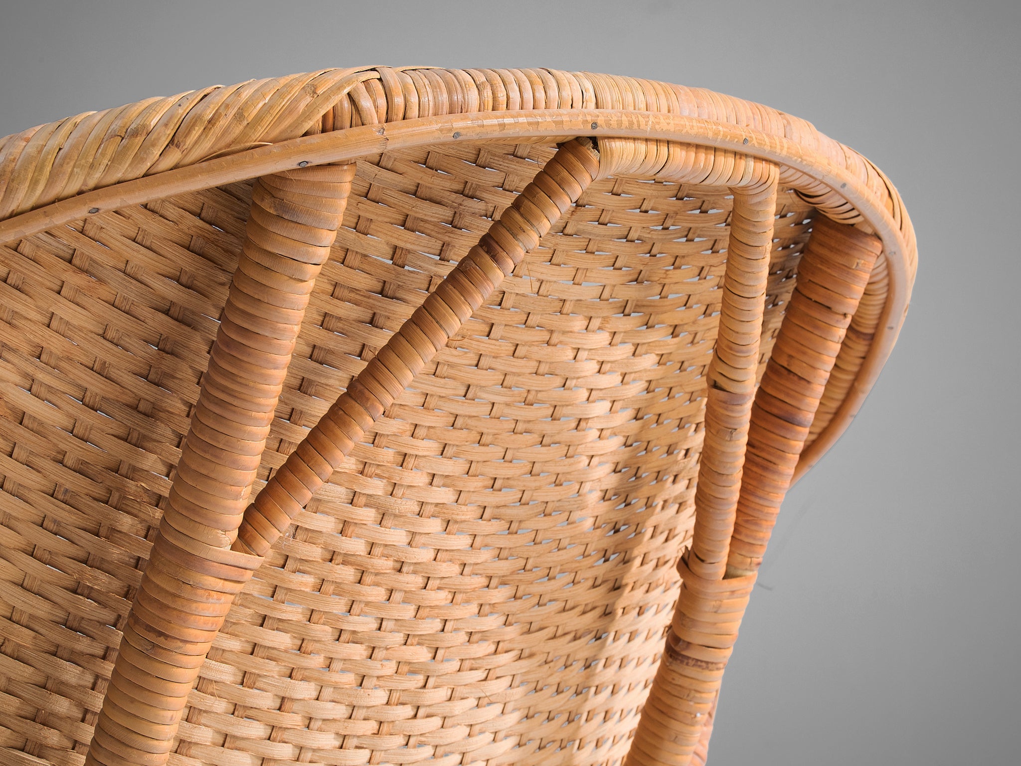 Scandinavian Round Wicker Chair with Metal Base in Rotan Seating Morentz