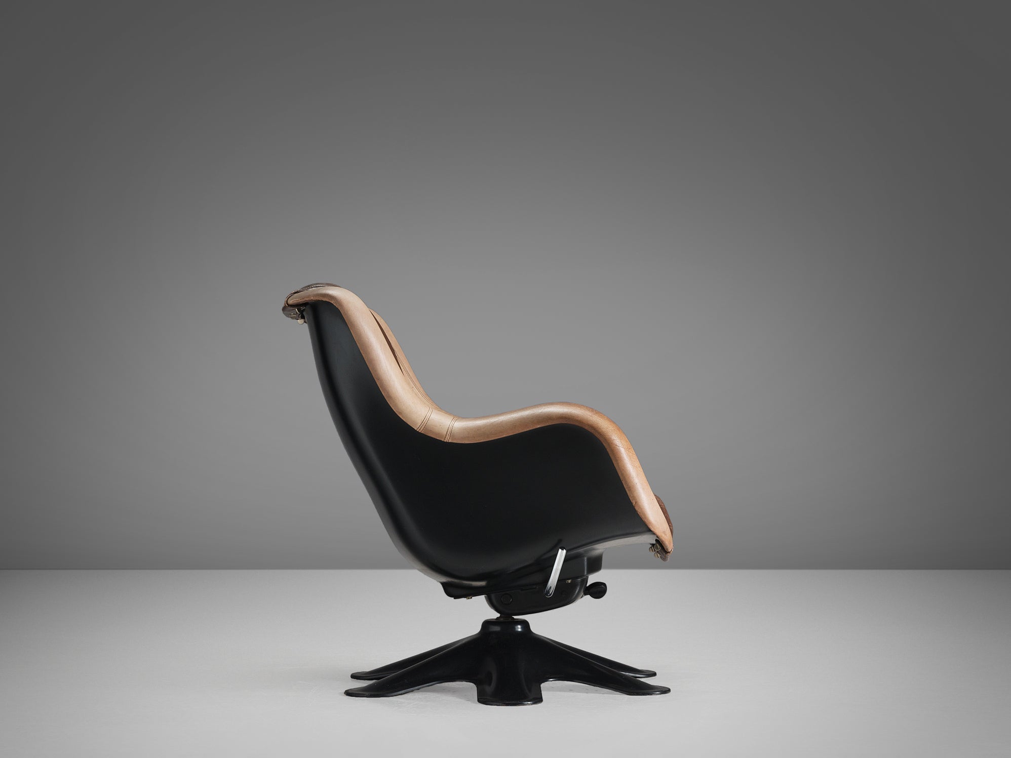 Yrjö Kukkapuro 'Karuselli' Lounge Chair in Brown Leather and Fiberglass seating Morentz