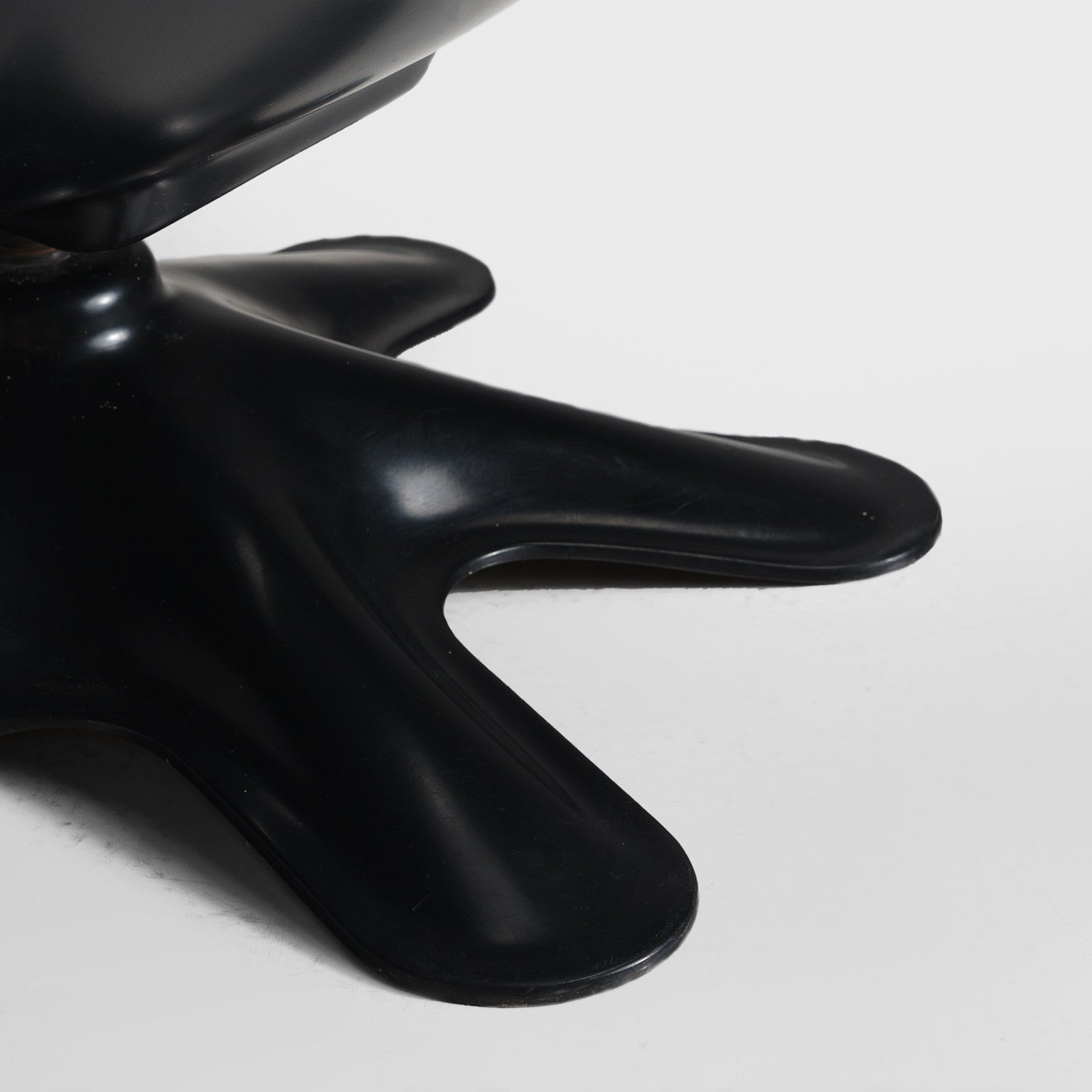 Yrjö Kukkapuro 'Karuselli' Lounge Chair in Brown Leather and Fiberglass seating Morentz