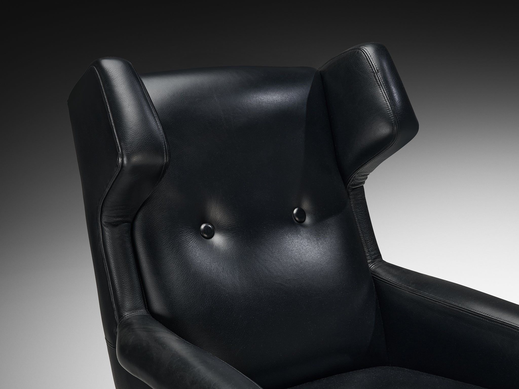 Italian Mid-Century Modern Wingback Lounge Chair in Black Leather and Mahogany Seating Morentz