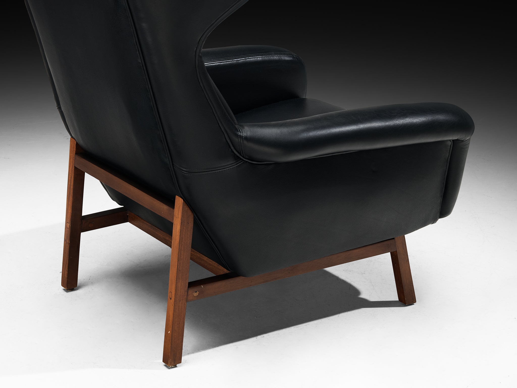 Italian Mid-Century Modern Wingback Lounge Chair in Black Leather and Mahogany Seating Morentz