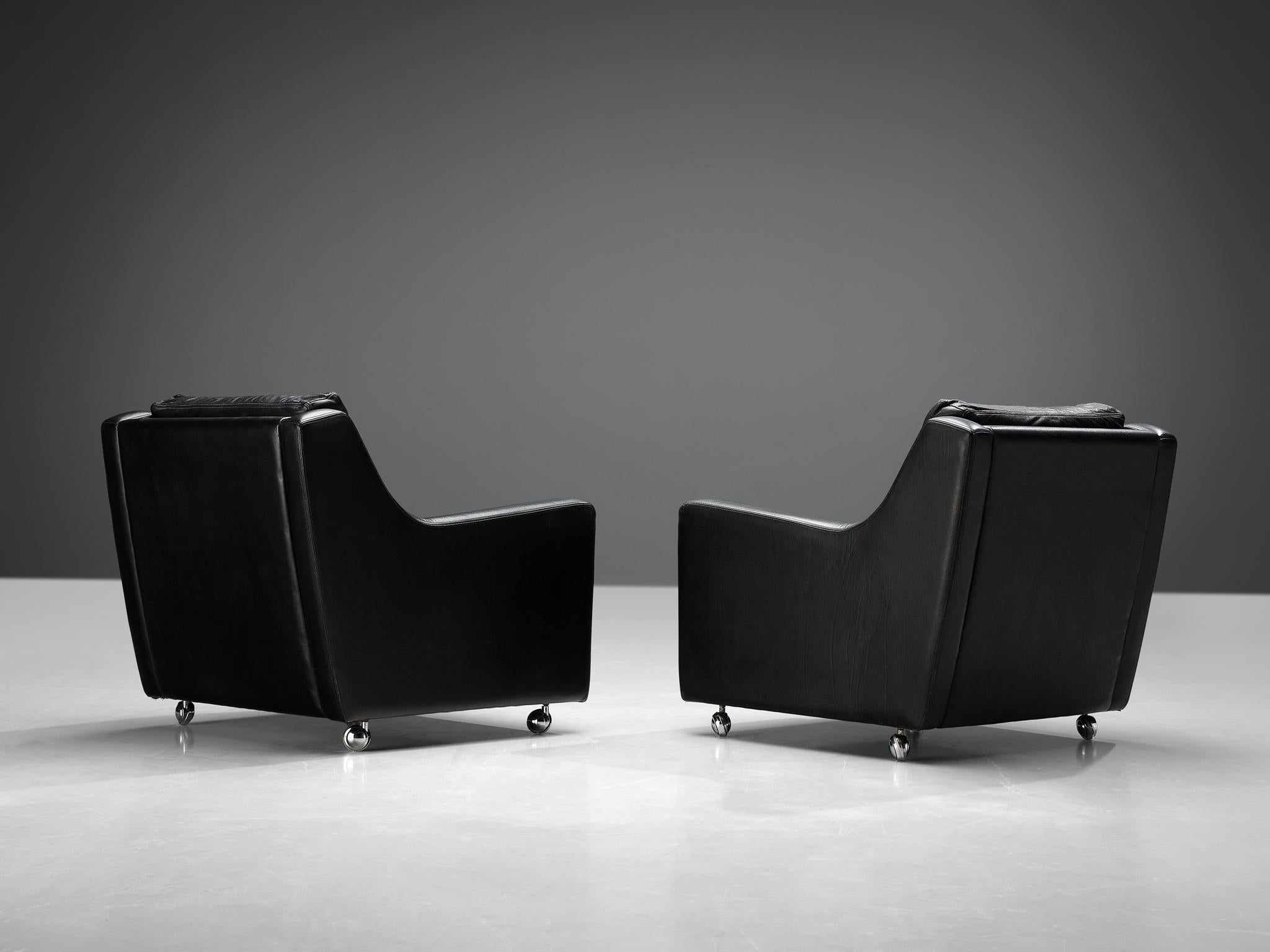 Streamlined Modern Pair of Lounge Chairs in Black Leather seating Morentz