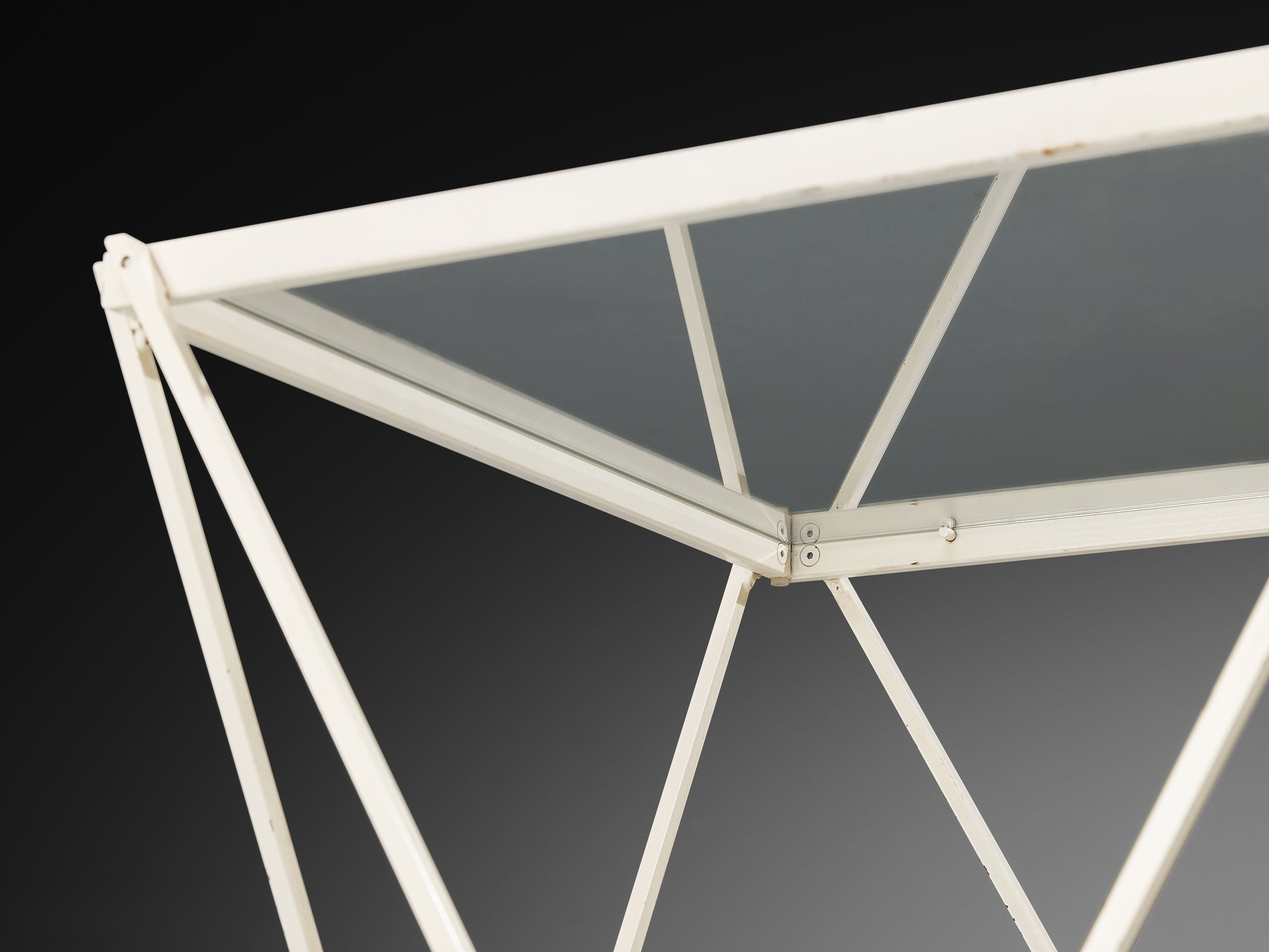 Side Table in White Metal with Glass Top Tables Morentz