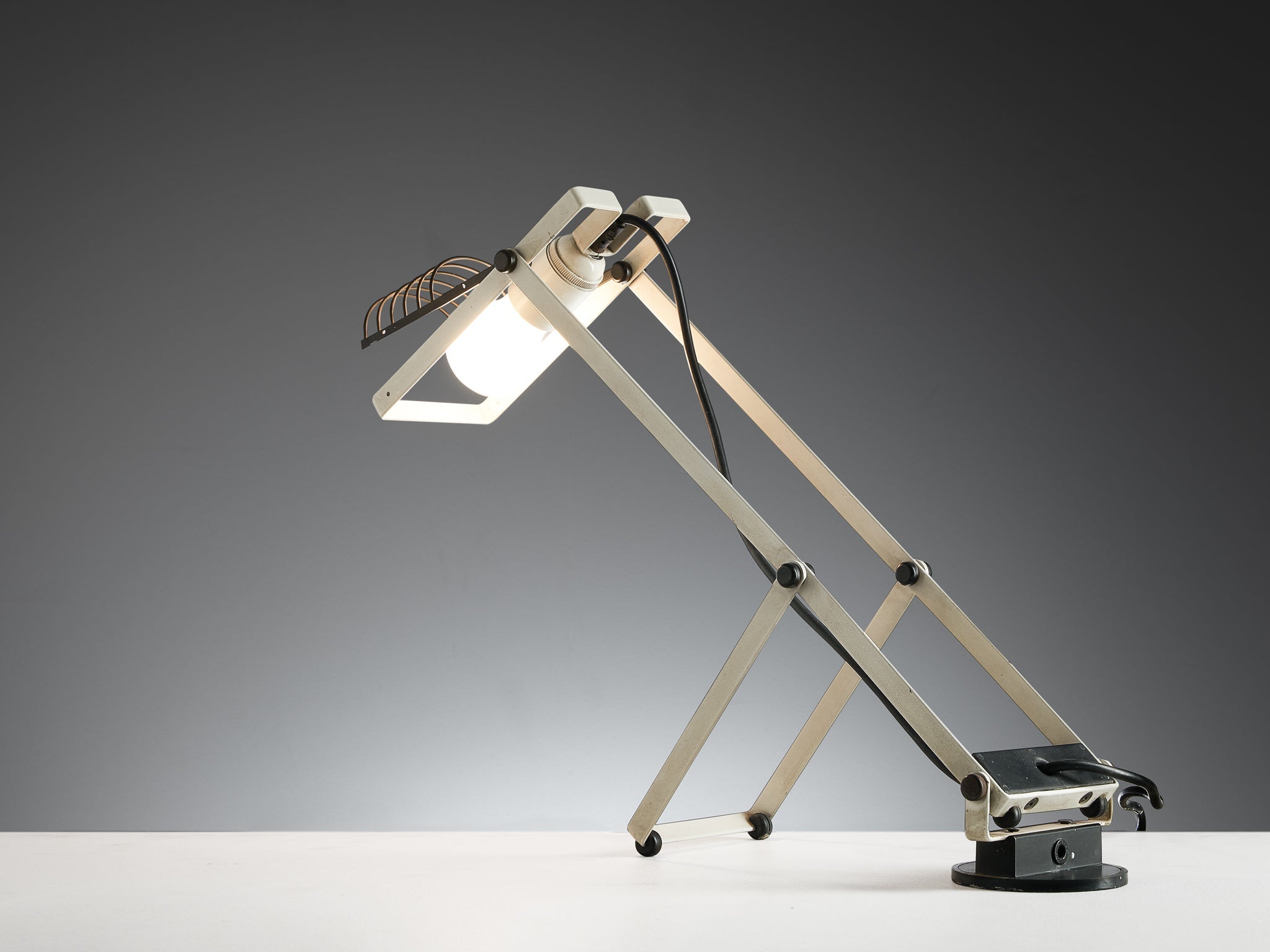 Ernesto Gismondi for Artemide Table Lamp 'Sintesi Tavolo' in White Steel lighting Morentz